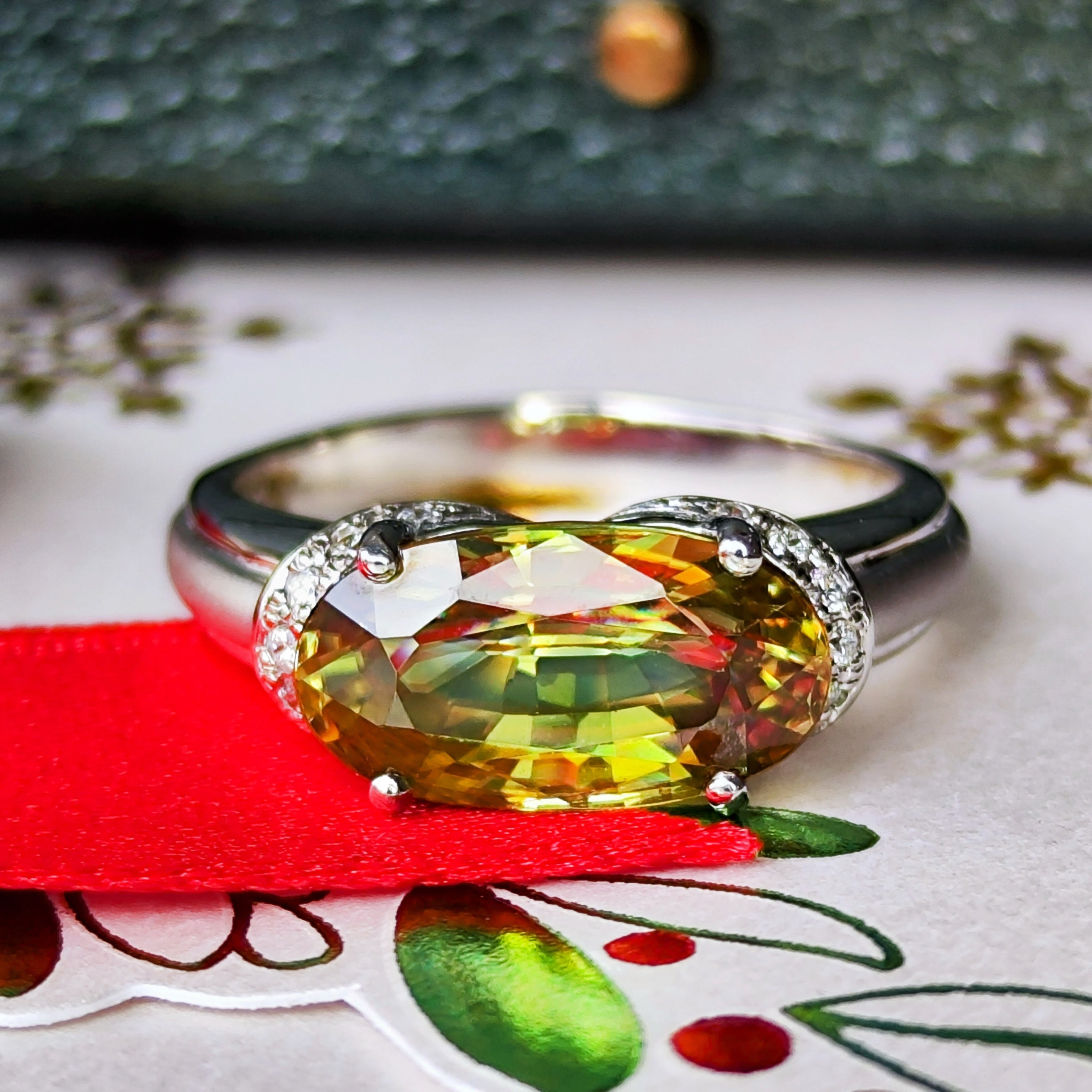 【天然スフェーン】4mm 贅沢なファイアの煌めき 1ct UP 天然 スフェーン ルース | Frederick's