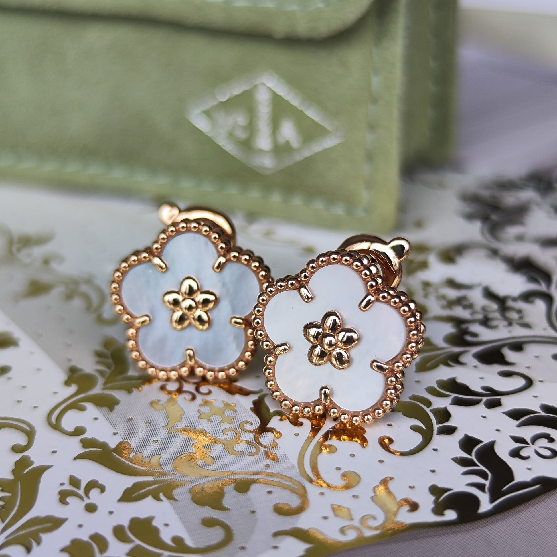 Van Cleef & Arpels ヴァンクリーフ&アーペル ラッキースプリング プラムブロッサム ピアス