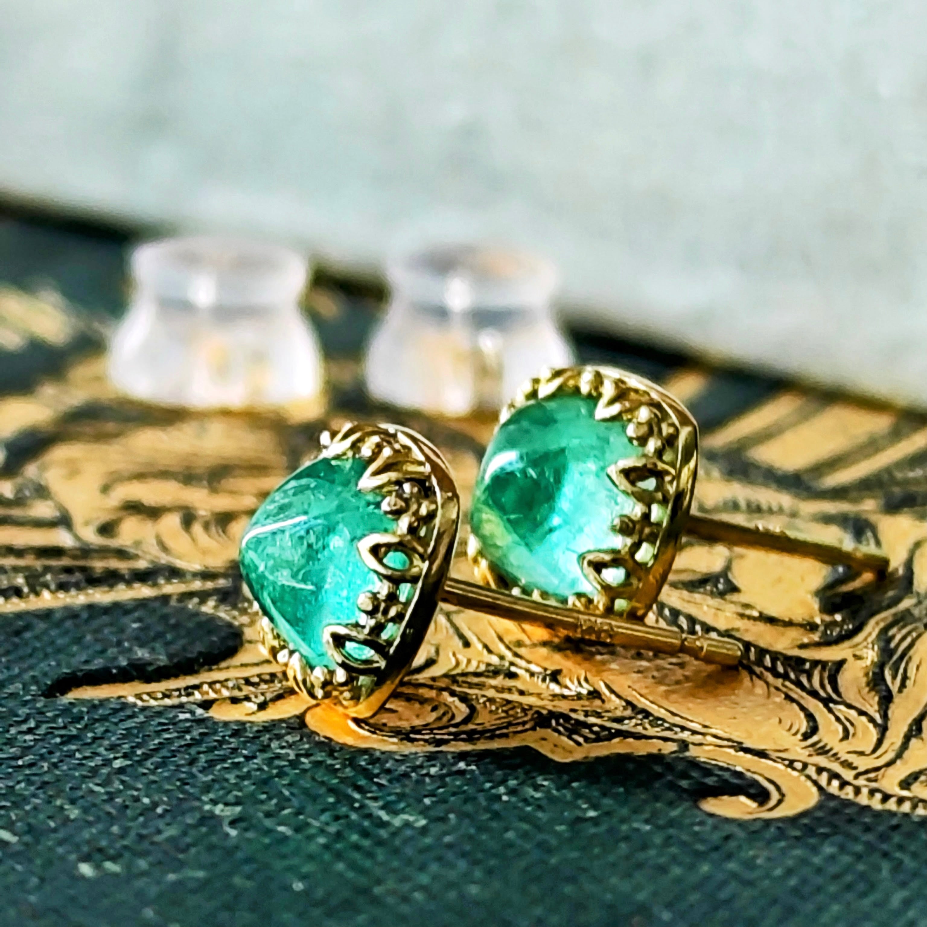 天然エメラルド0.47ct【コロンビア】★シュガーローフカット★ コロンビア産シュガーローフカットエメラルドイエローゴールドリング E