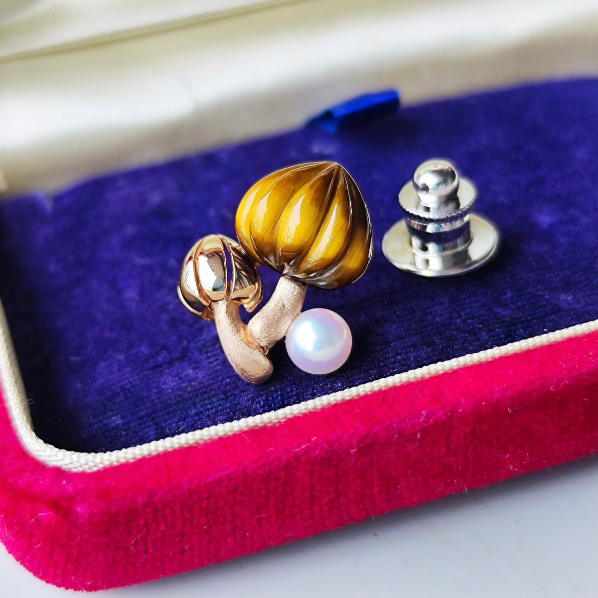 MIKIMOTO ミキモト キノコのモチーフ タイガーアイ あこや真珠 ブローチ 2010年チャリティ