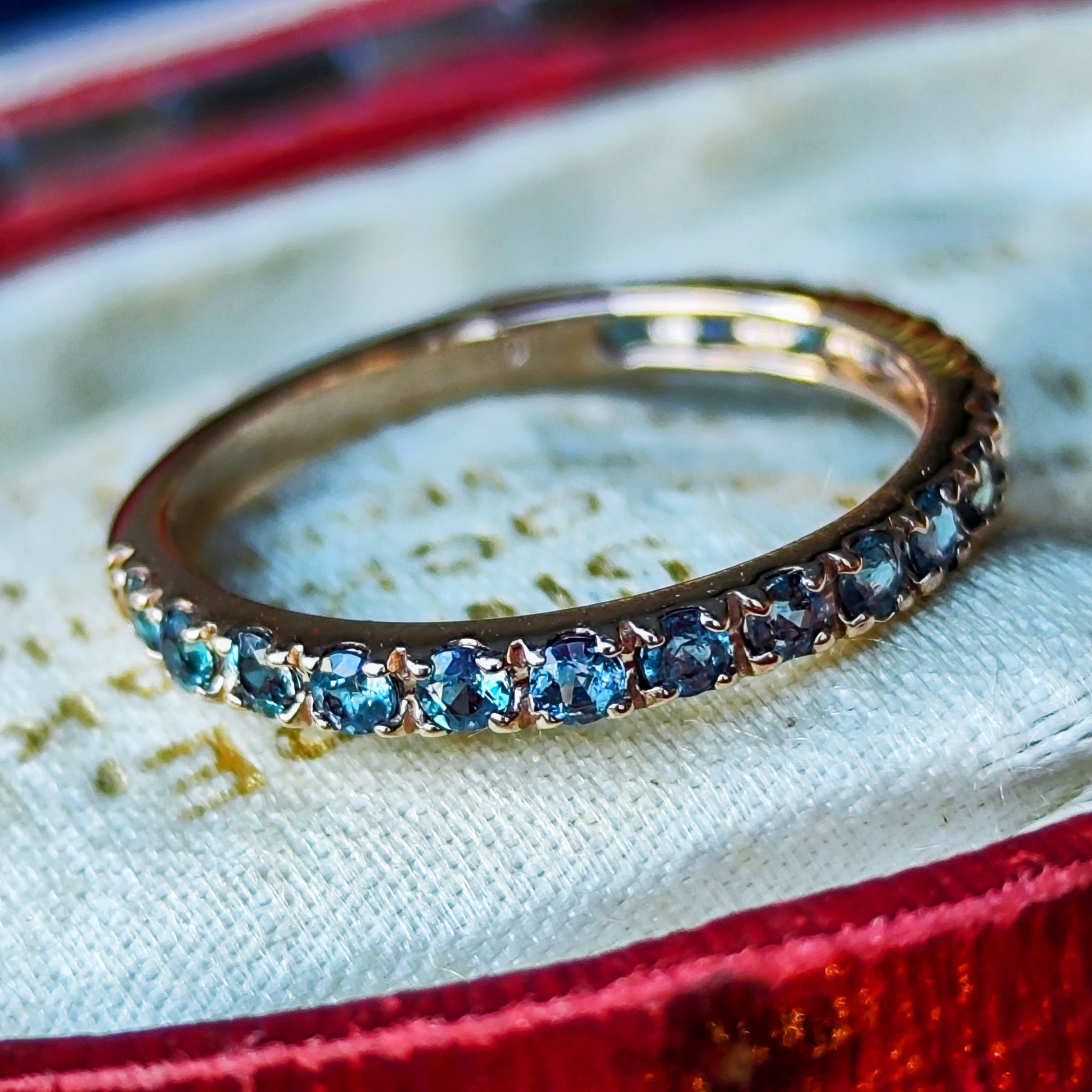 【お値下げ】天然アレキサンドライト ハーフエタニティリング 18金PG