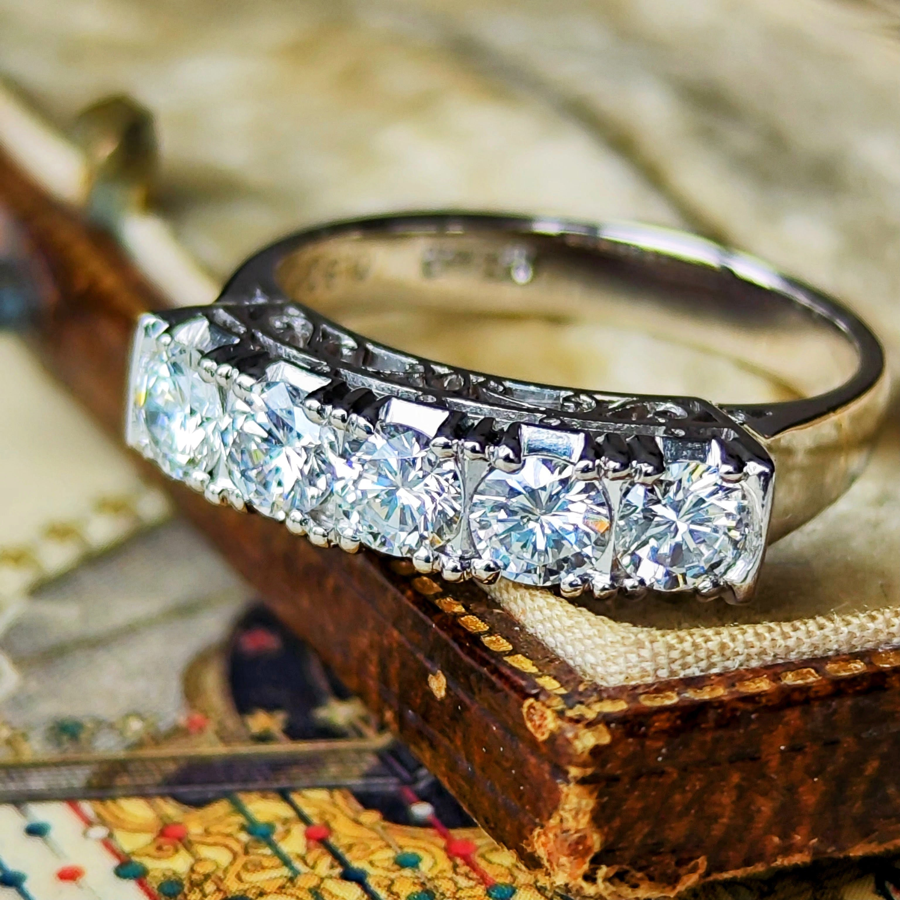 お値下げ】昭和レトロ 天然ダイヤモンド 0.90ct 唐草模様 プラチナ