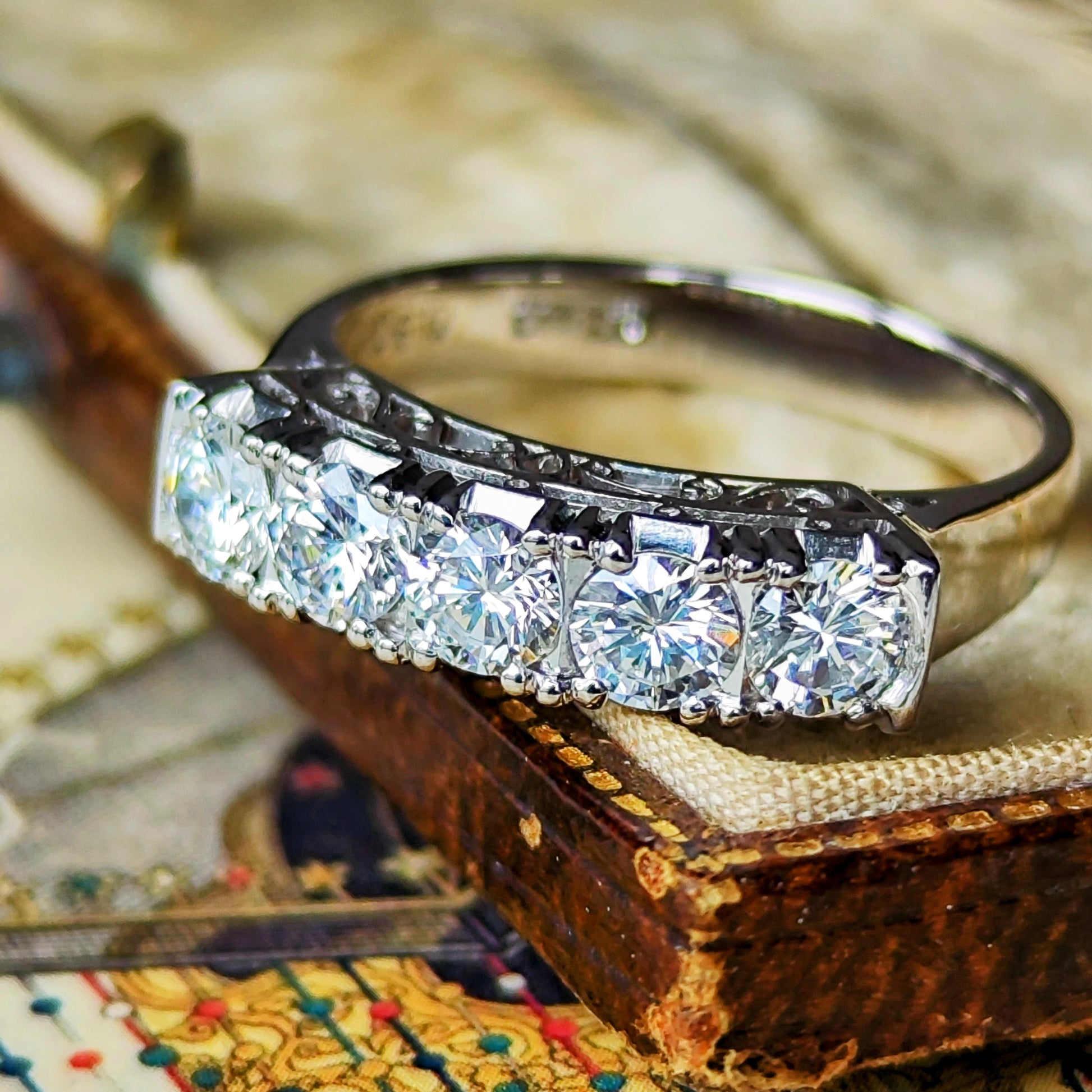 【昭和レトロ】天然ダイヤモンド 0.90ct 唐草模様 プラチナリング