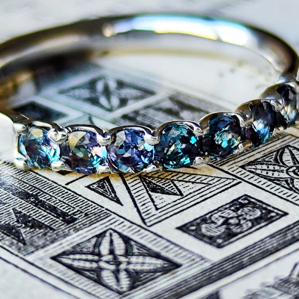 【ブラジル産】天然アレキサンドライト ハーフエタニティリング