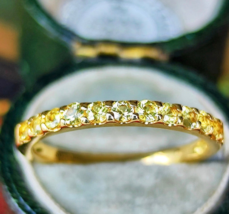 【神様の宿る石】天然イエローサファイア プクラジ ハーフエタニティリング