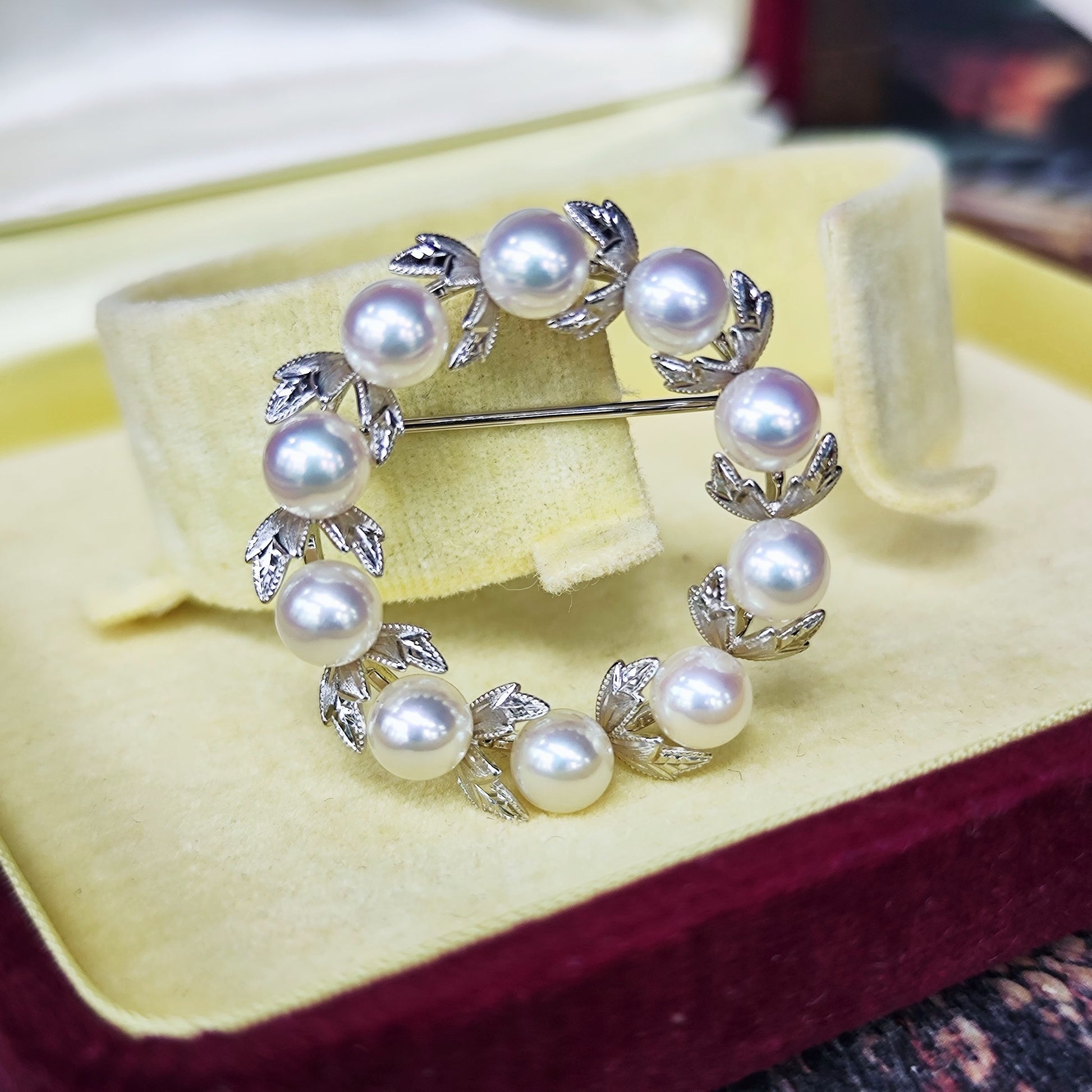 MIKIMOTO ミキモトあこや真珠 月桂樹リースモチーフ ブローチ 18金WG