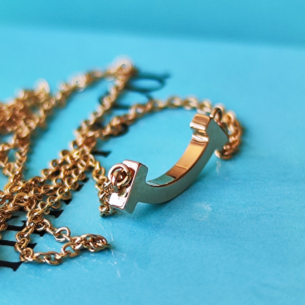 ティファニー、Tスマイルミニ18KYG Tiffany T:Smile Pendant in Yellow Gold, Mini | Tiffany & Co. US