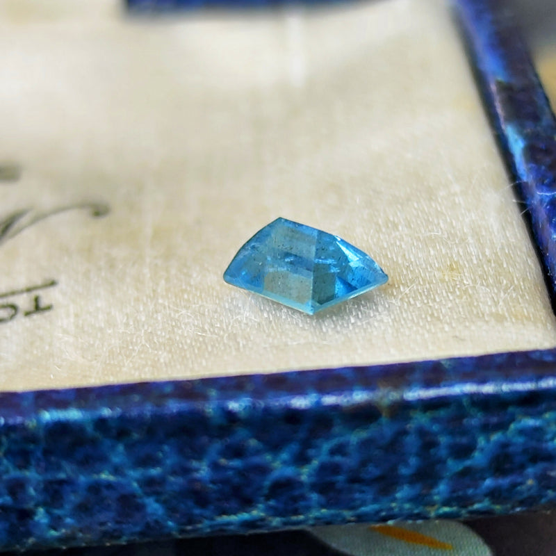 鑑別書付き16ミリアクアマリン タトゥー鉱山】天然アクアマリン 0.427ct 鑑別書付き ルース