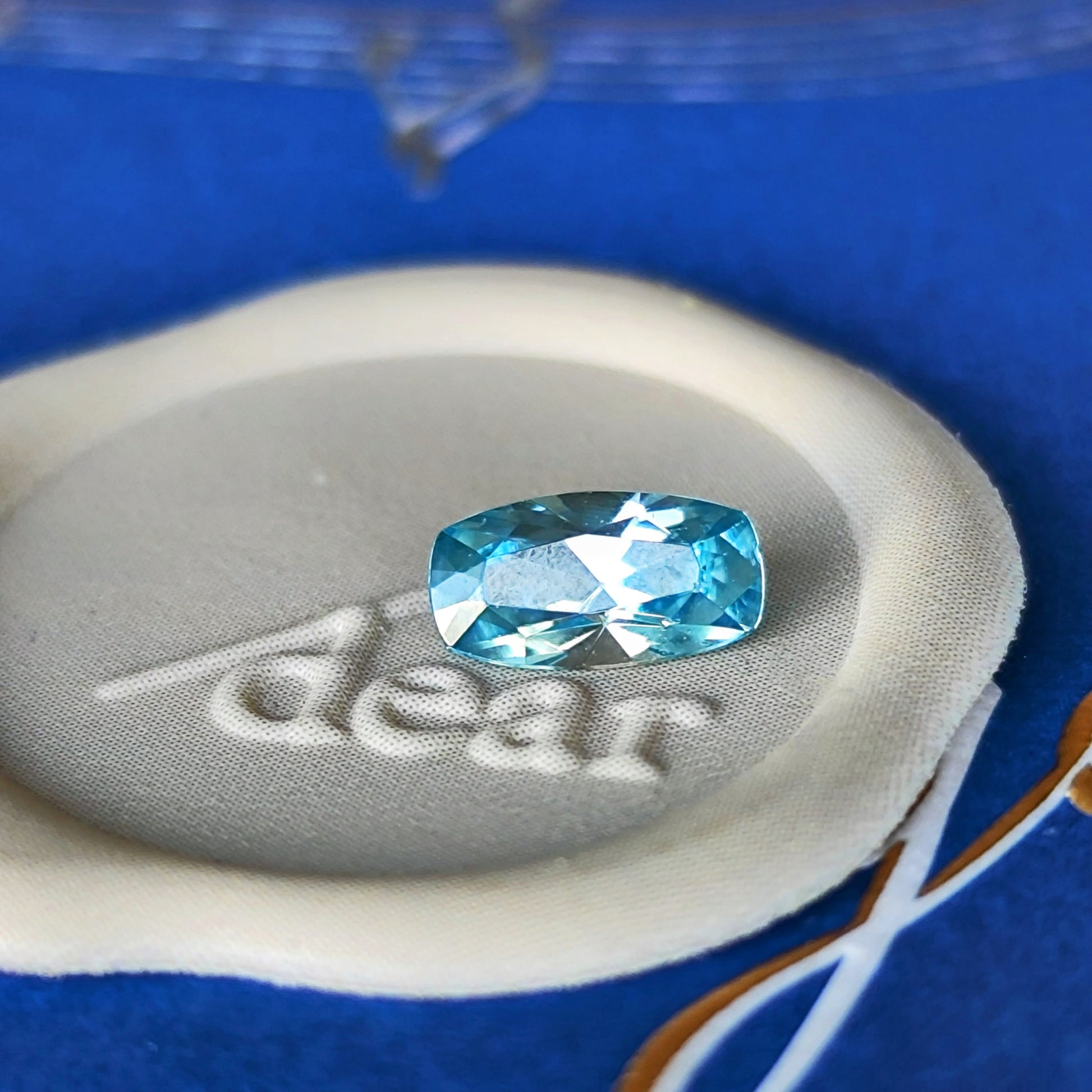 【ルース】天然バイカラージルコン 0.721ct 鑑別書