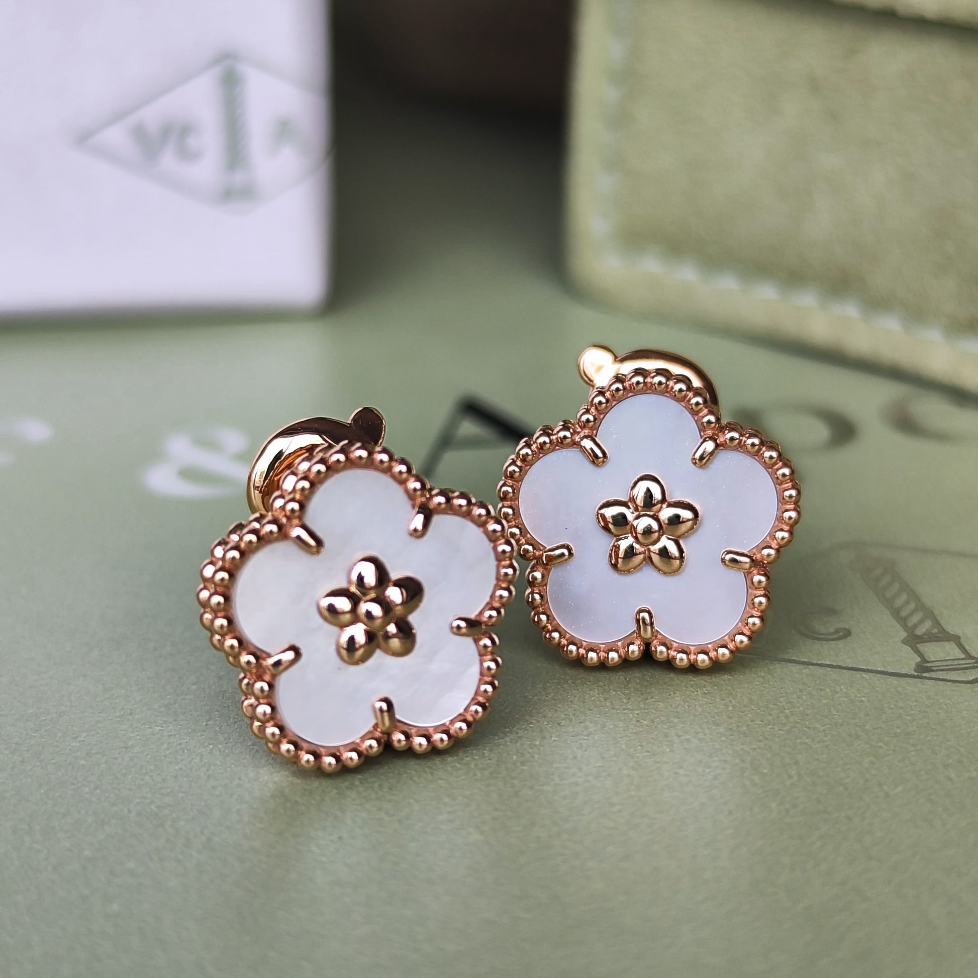 Van Cleef & Arpels ヴァンクリーフ&アーペル ラッキースプリング プラムブロッサム ピアス