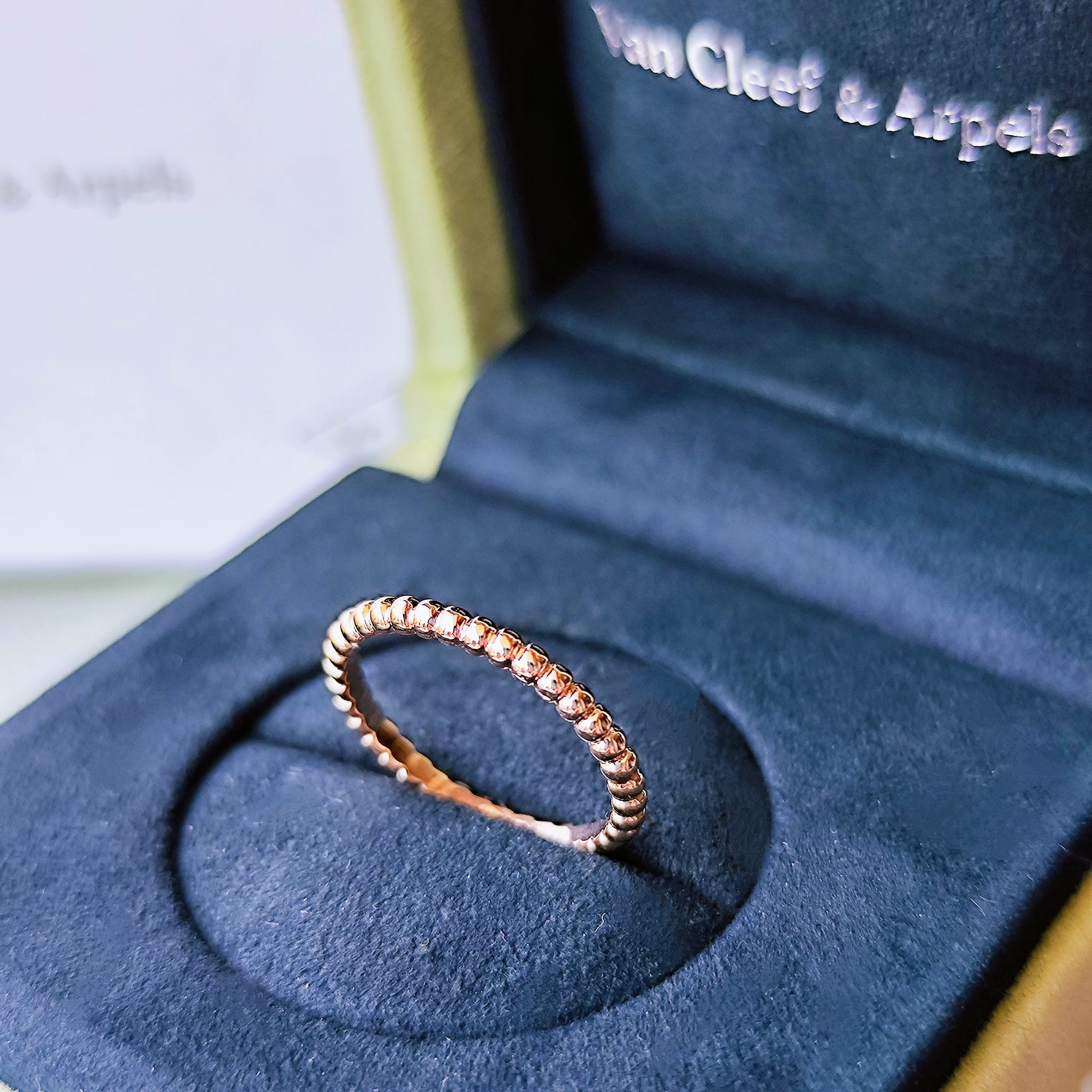 Van Cleef & Arpels ヴァンクリーフ&アーペル ペルレ スモール 54 18金