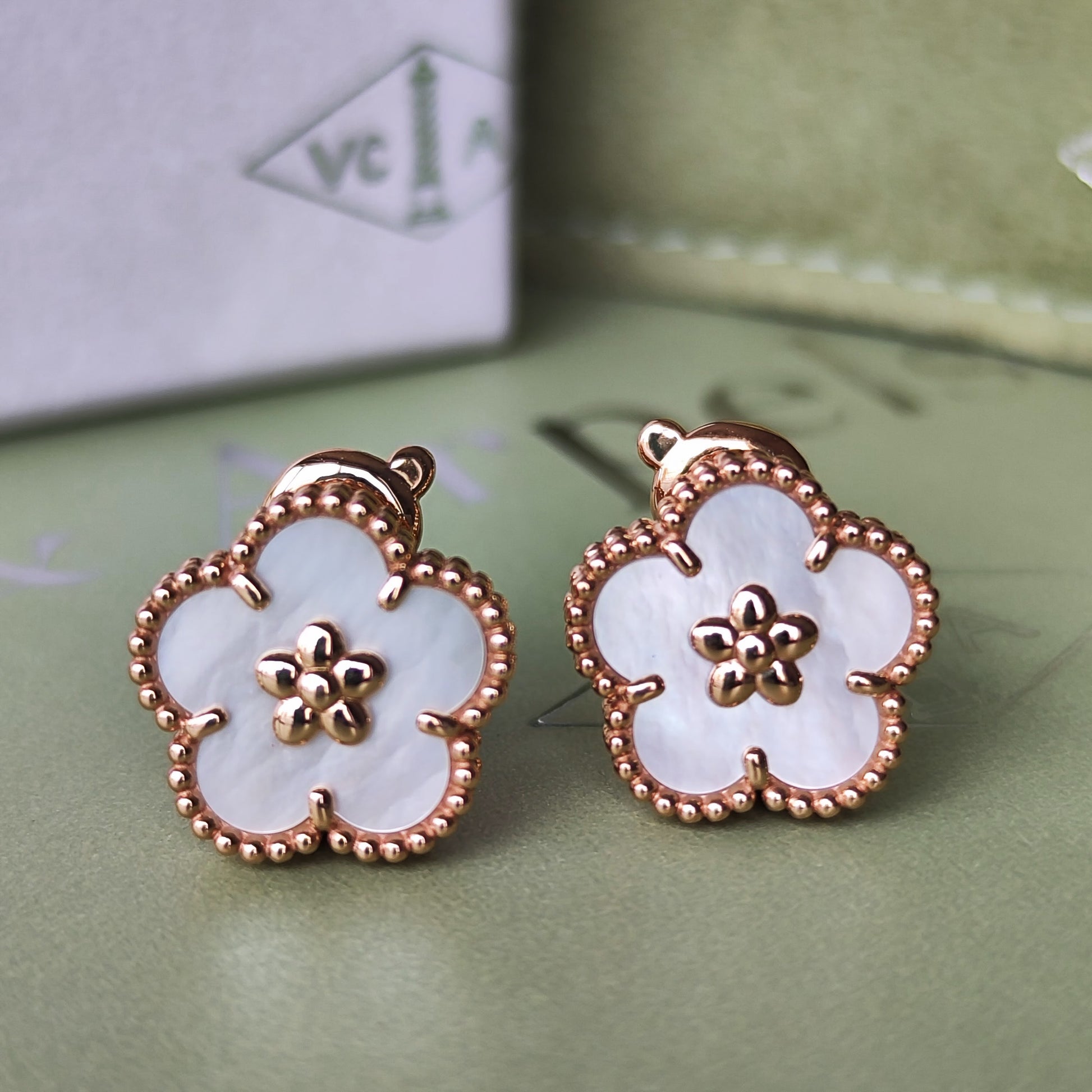 Van Cleef & Arpels ヴァンクリーフ&アーペル ラッキースプリング プラムブロッサム ピアス