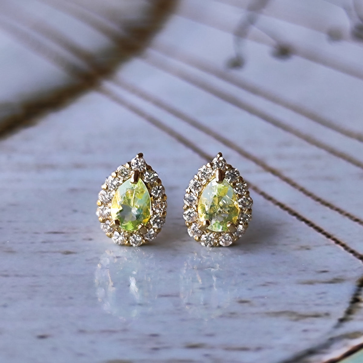 Maison de l'abeille / プチ・アベイユ ピアス K10YG オーストラリアオパール – Fuligo / Fuligoshed