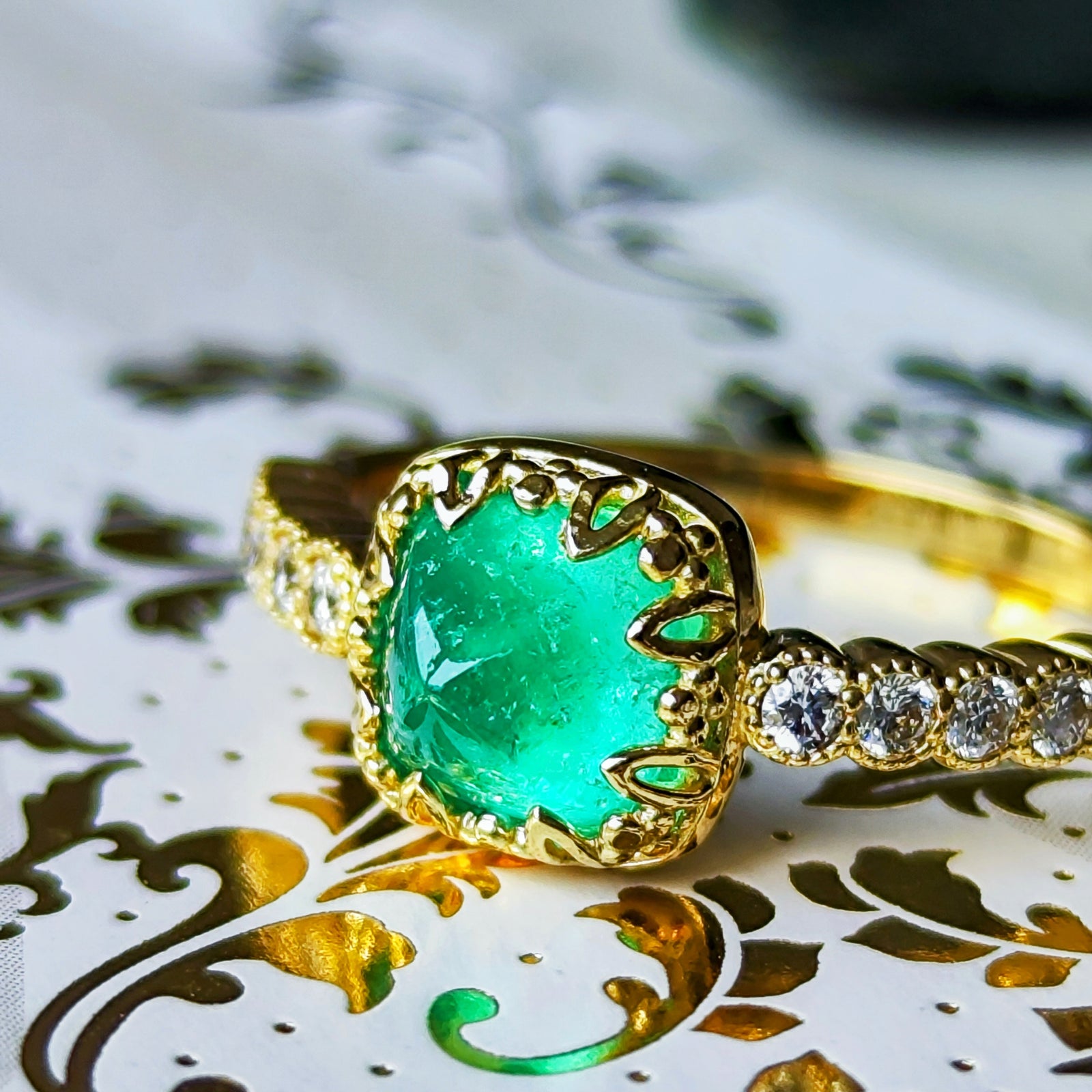 天然エメラルド0.47ct【コロンビア】☆シュガーローフカット☆ 天然