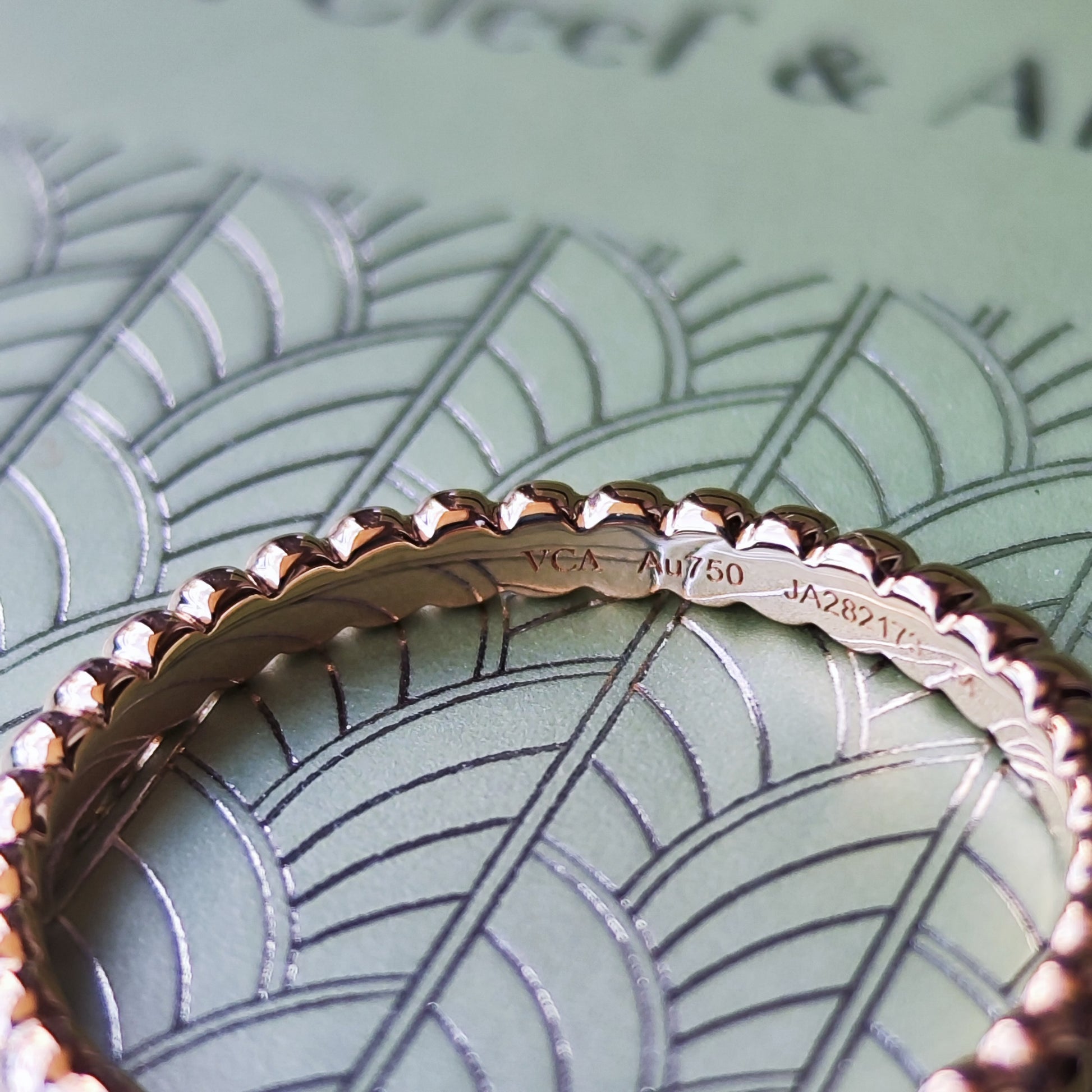 Van Cleef & Arpels ヴァンクリーフ&アーペル ペルレ スモール 54 18金PG