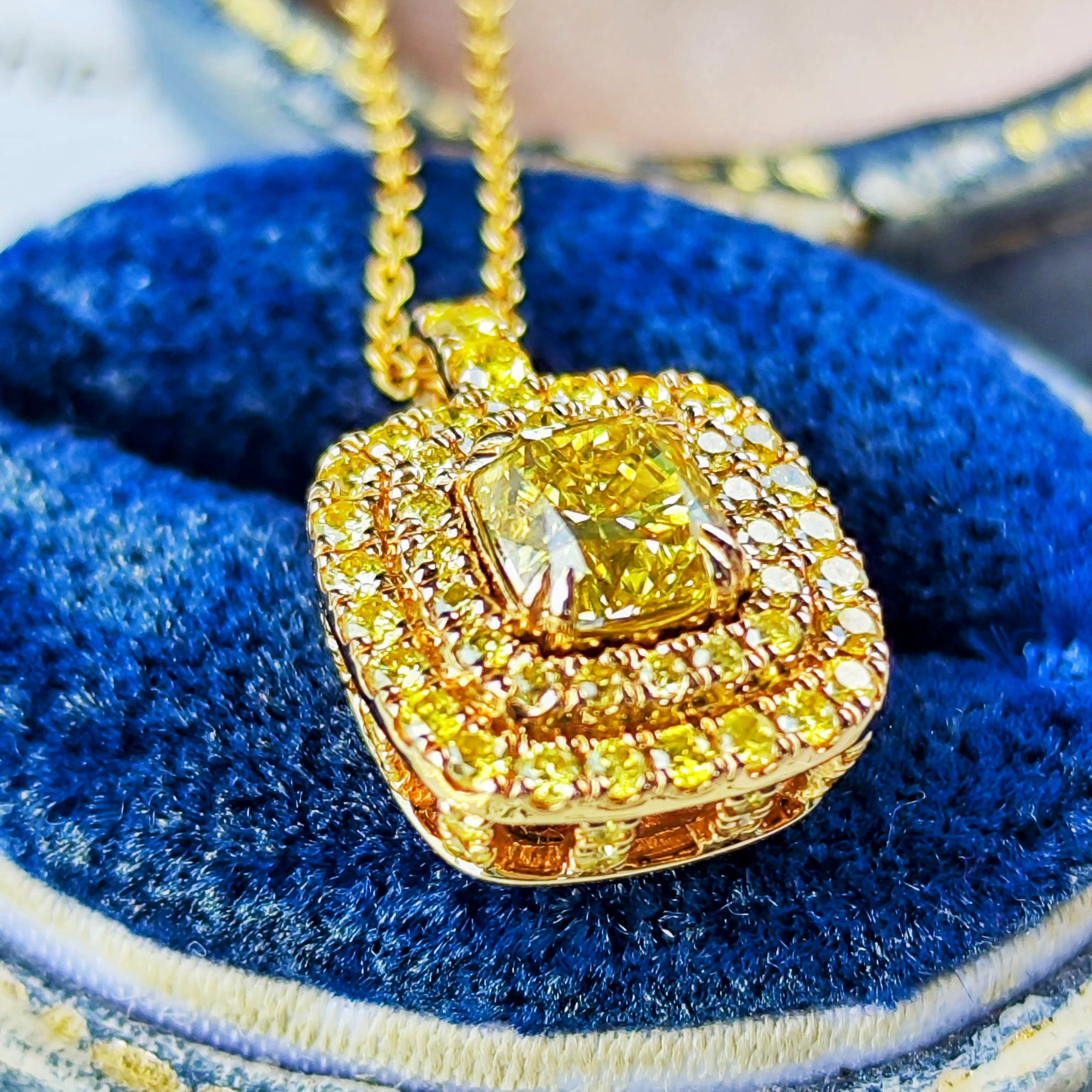 d.i.a. ダイヤ　スカルトップス　蛍光イエロー イエローダイヤ】FANCY INTENSE YELLOW VVS2 0.71ct ネックレス GIA