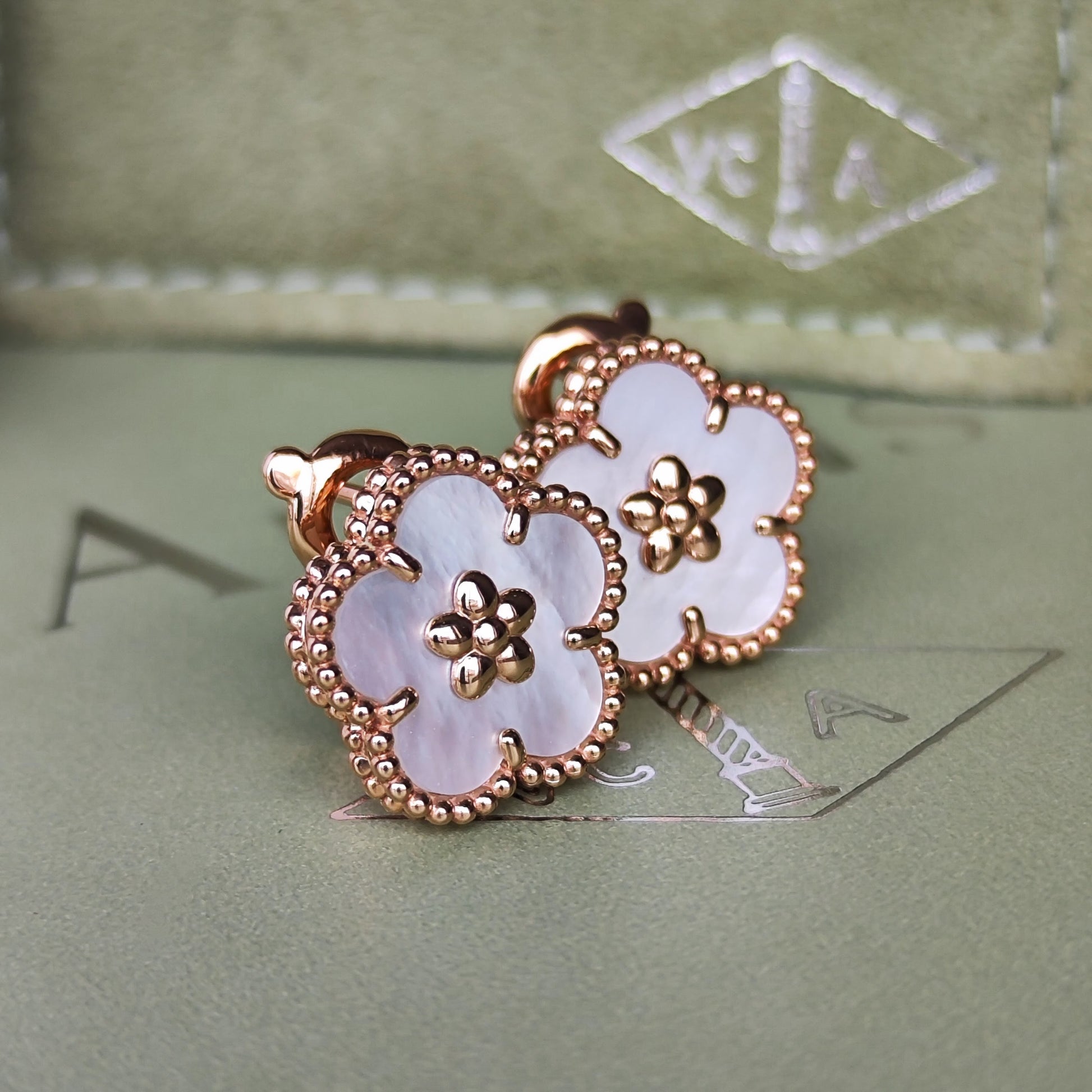 Van Cleef & Arpels ヴァンクリーフ&アーペル ラッキースプリング プラムブロッサム ピアス