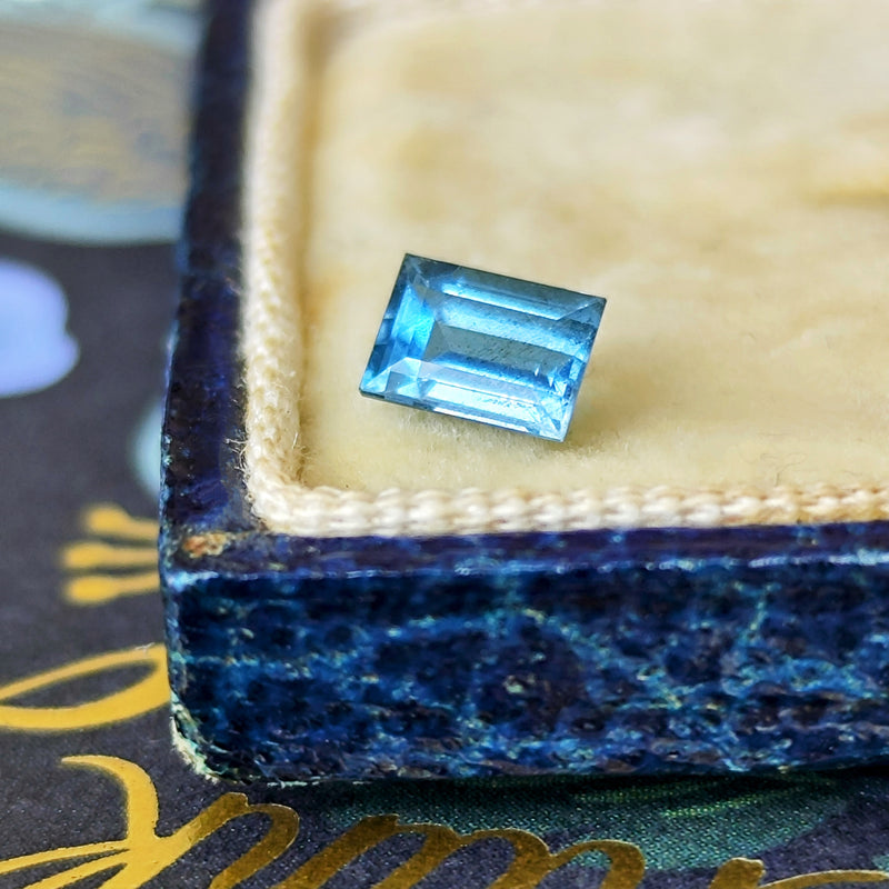 タトゥー鉱山】天然アクアマリン 0.427ct 鑑別書付き ルース