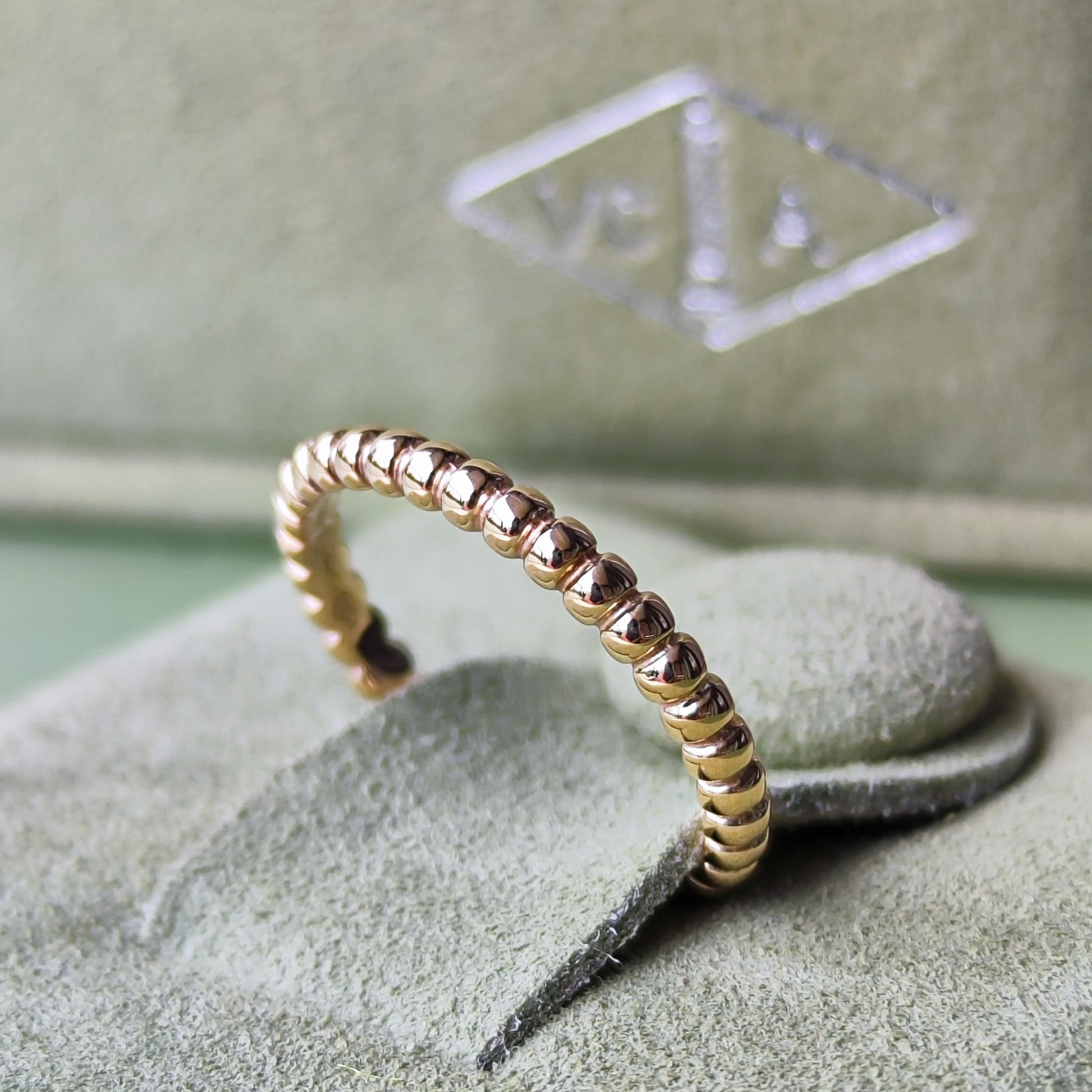 Van Cleef & Arpels ヴァンクリーフ&アーペル ペルレ スモール 48 18金YG