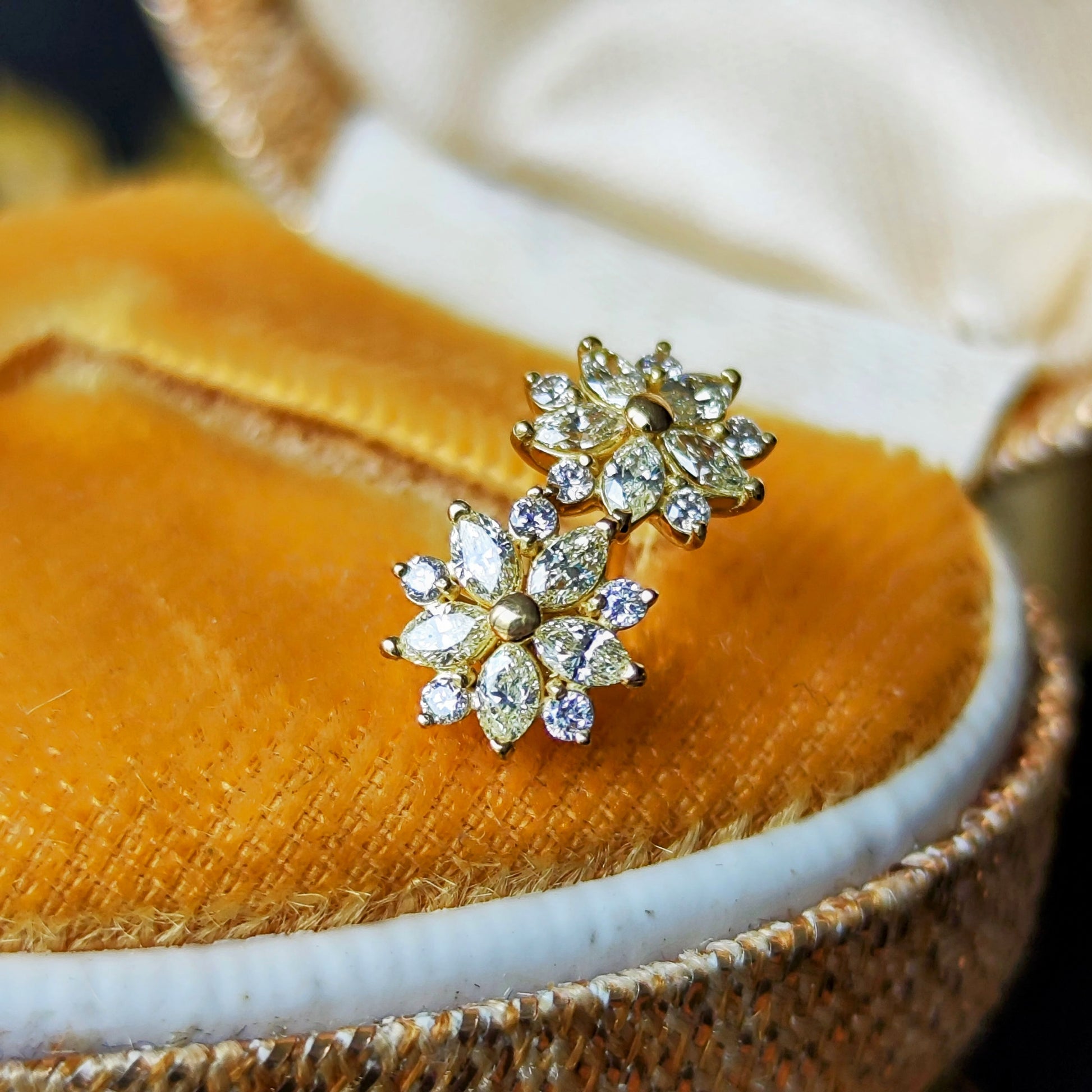 天然ダイヤモンド マーキスカット 18金ピアス