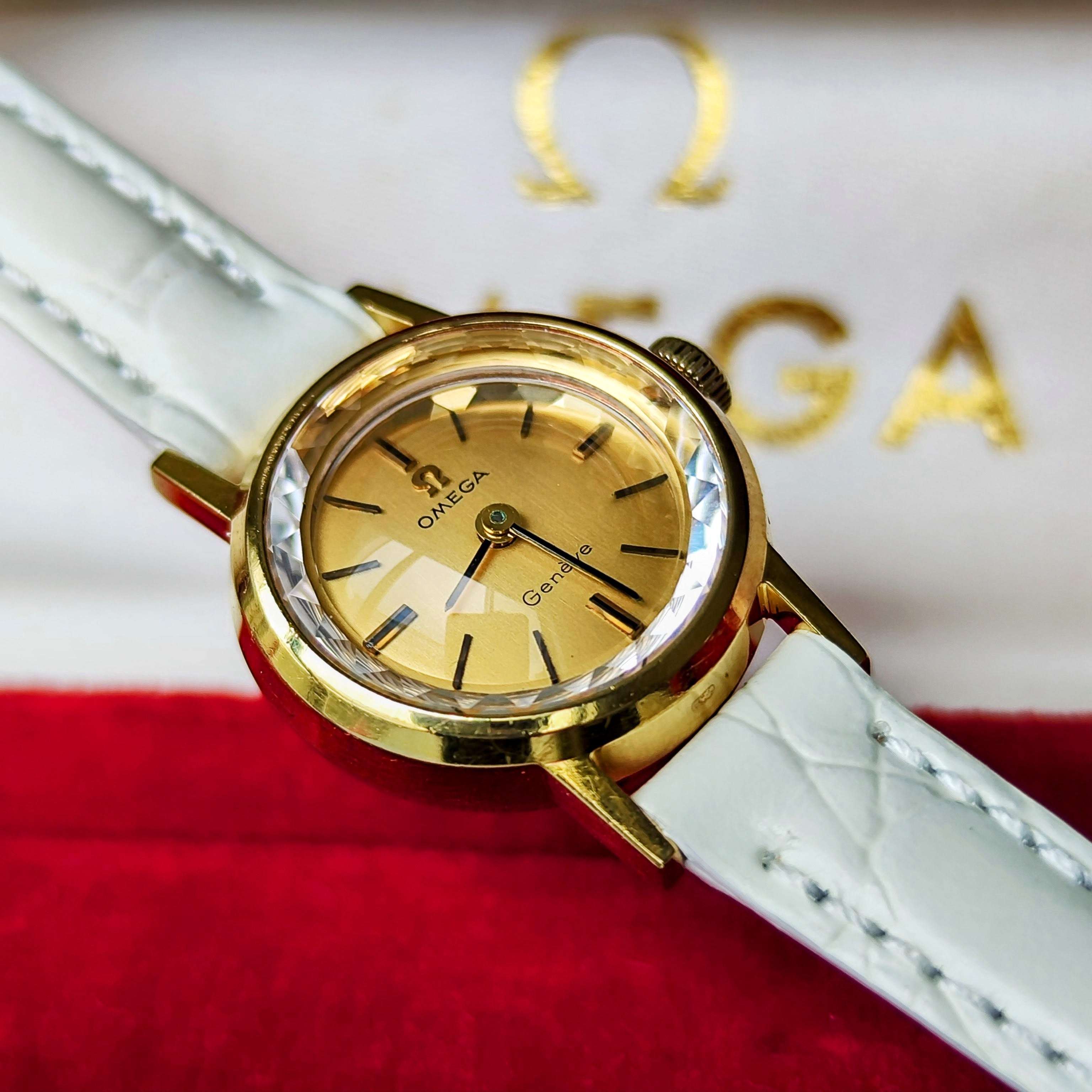 ✨OMEGA✨オメガ✨ジュネーブ✨ゴールド文字盤✨革レザー✨腕時計✨ OMEGA 】1974年製 オメガ ジュネーブ スクエア型 ゴールドサンレイ
