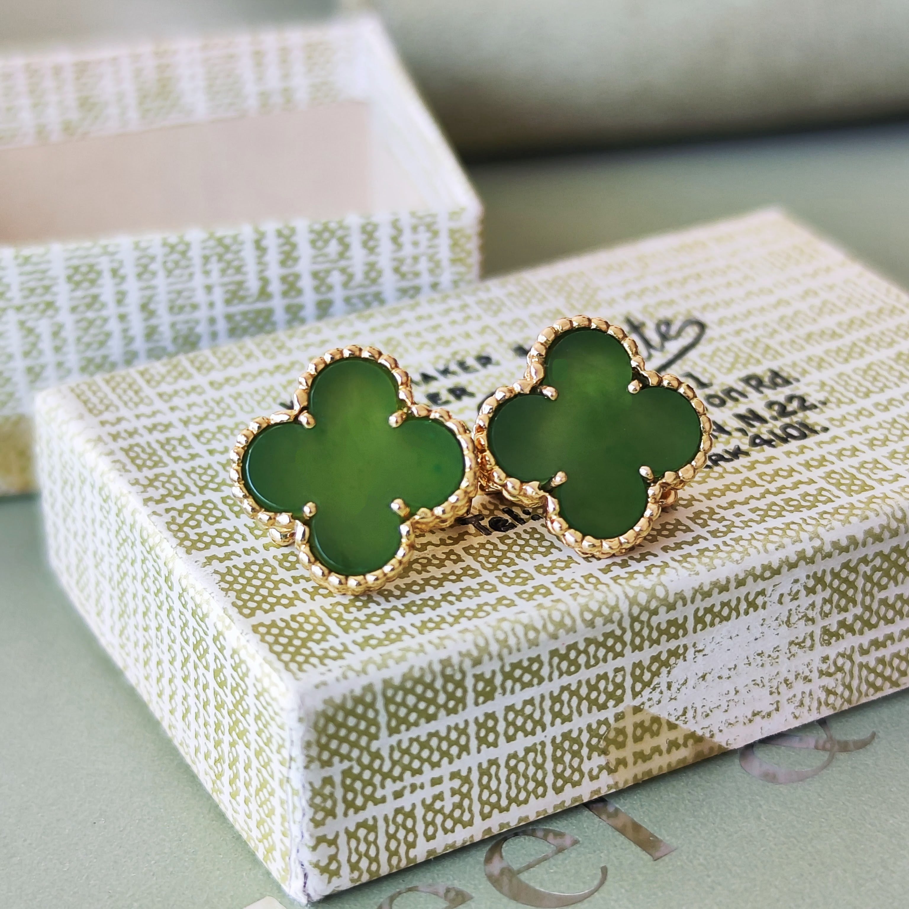 【ほぅ】フォレストグリーン翡翠のつぶつぶ枠留めイヤリング Van Cleef & Arpels ヴァンクリーフ&アーペル ヴィンテージ