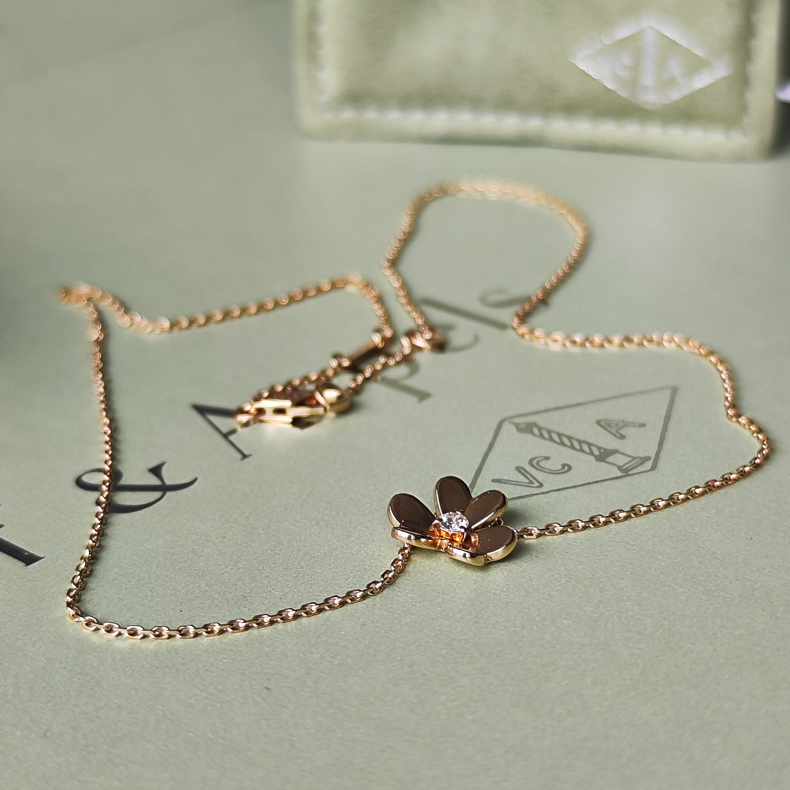 Van Cleef & Arpels ヴァンクリーフ&アーペル フリヴォル ミニ