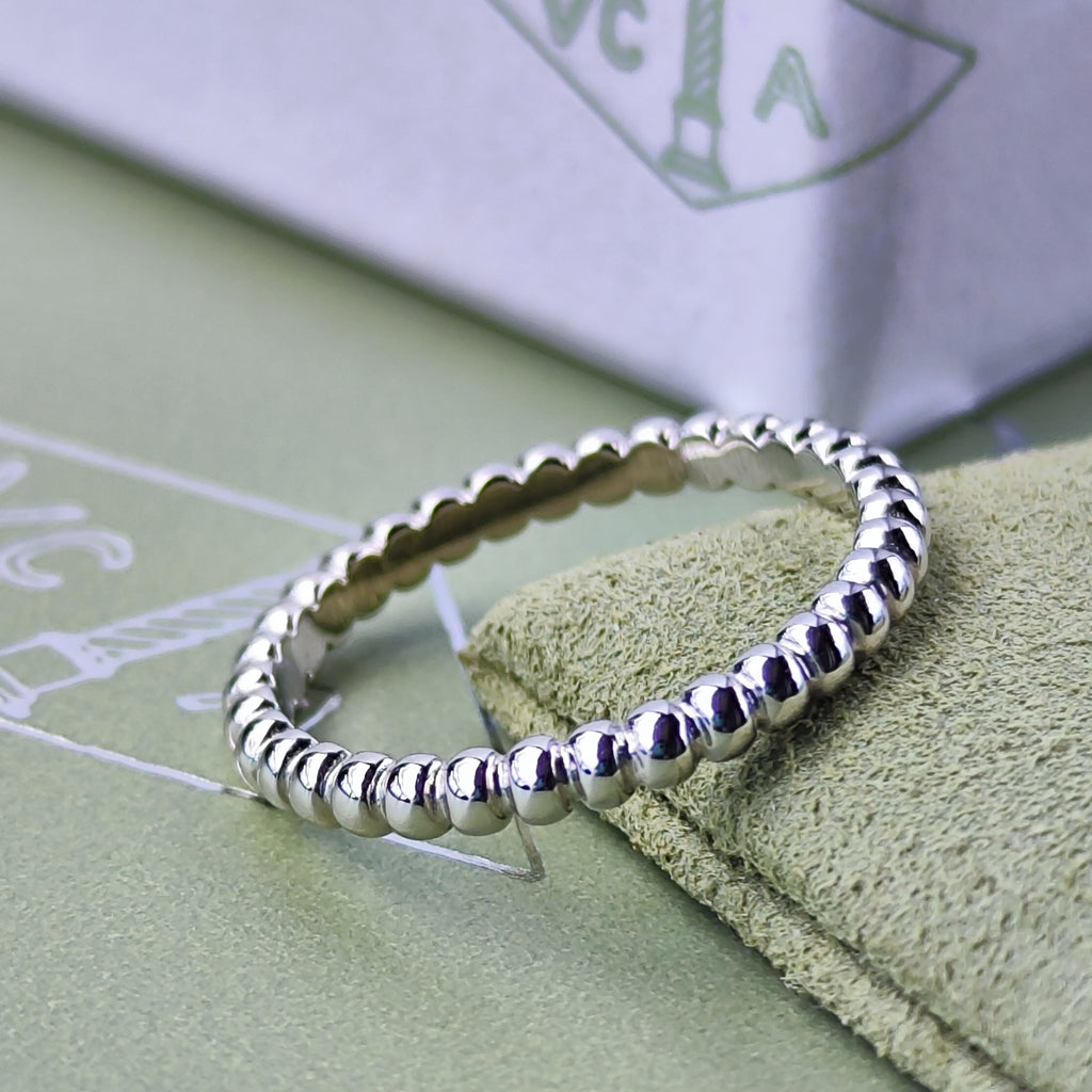 Van Cleef & Arpels ヴァンクリーフ&アーペル ペルレ スモール 18金WG 49