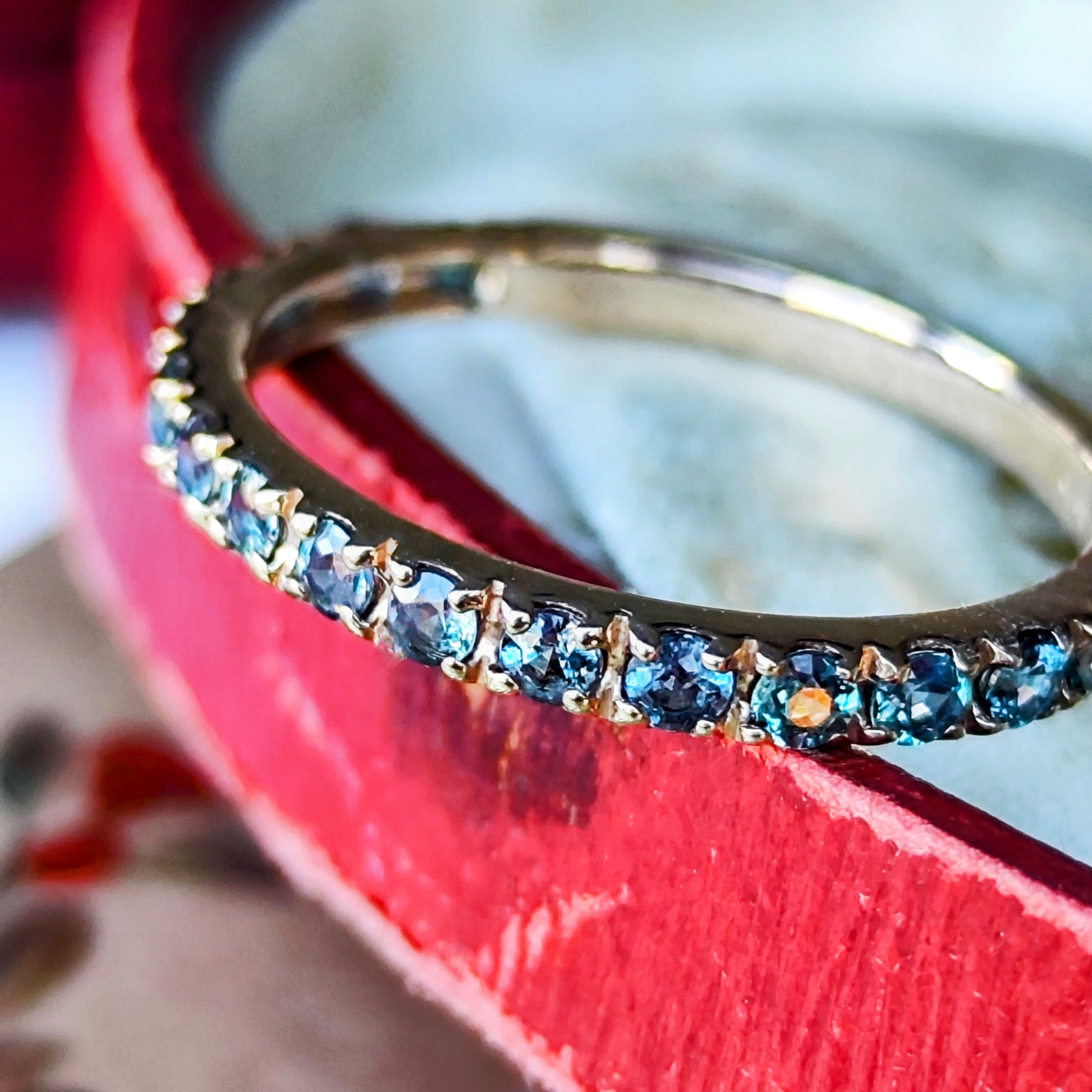 【お値下げ】天然アレキサンドライト ハーフエタニティリング 18金PG