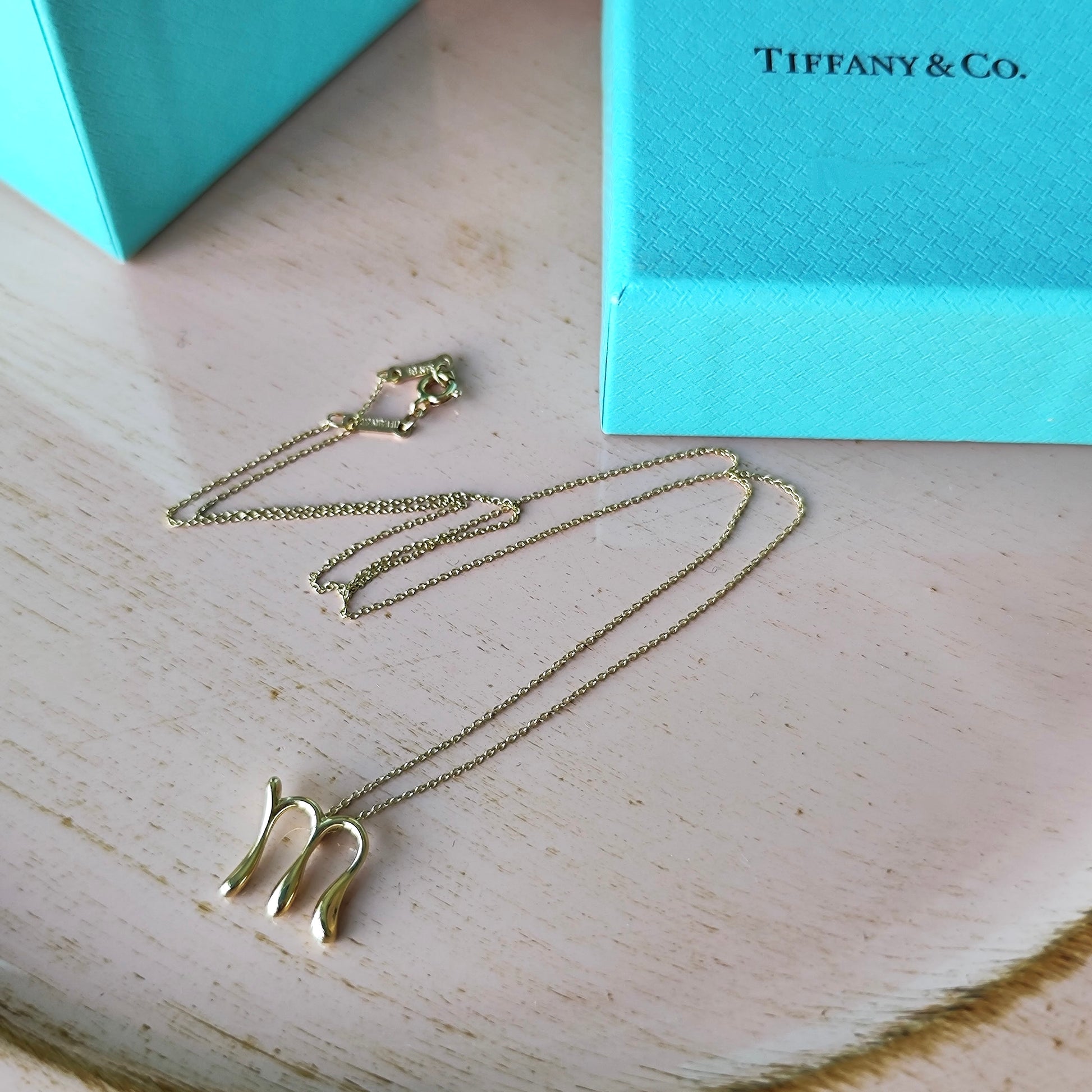 TIFFANY &Co ティファニー レター「M」ネックレス 18金YG