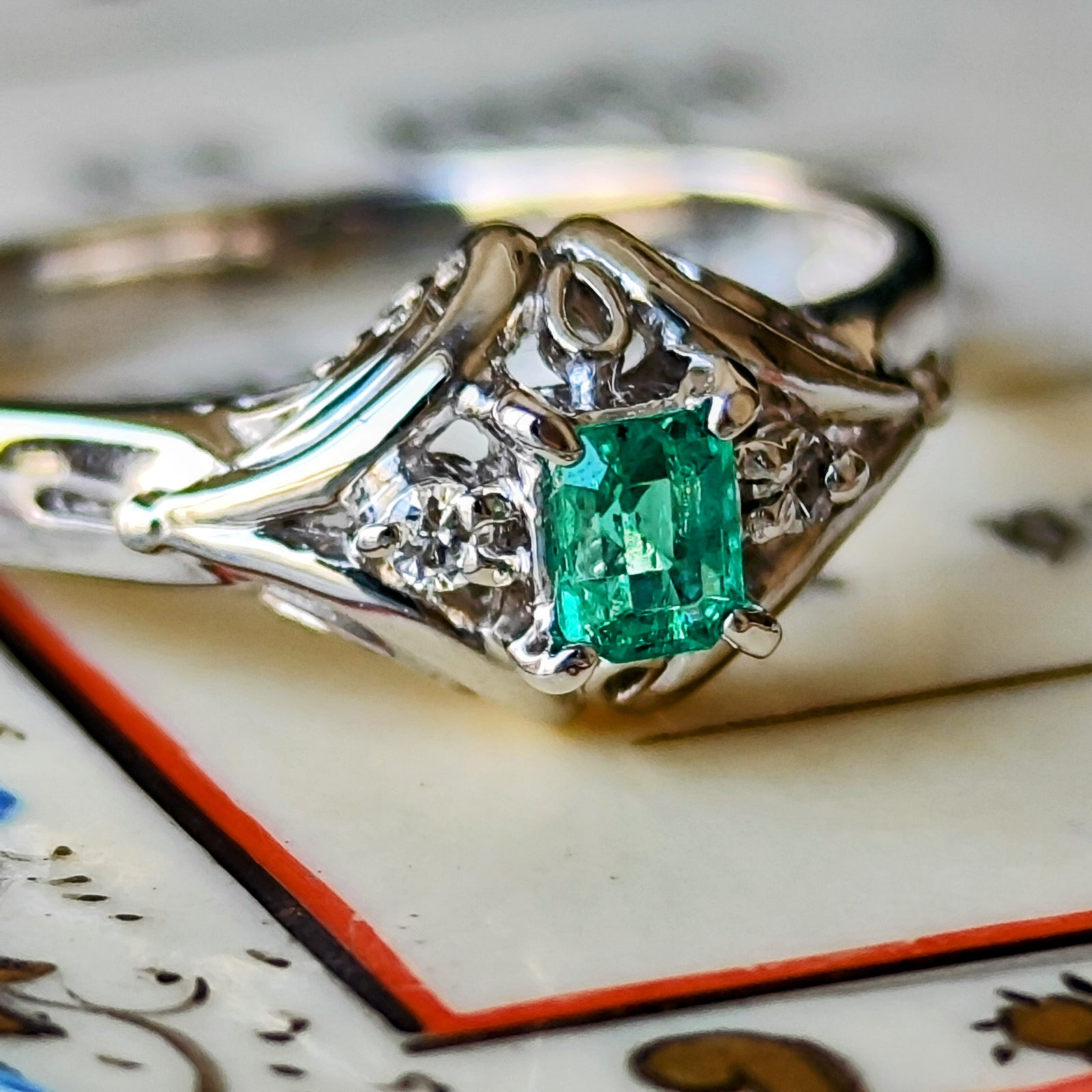 三越天然エメラルド天然ダイヤモンドリングE0.62ct D0.28ct 三越天然エメラルド天然ダイヤモンドリングE0.62ct D0.28ct