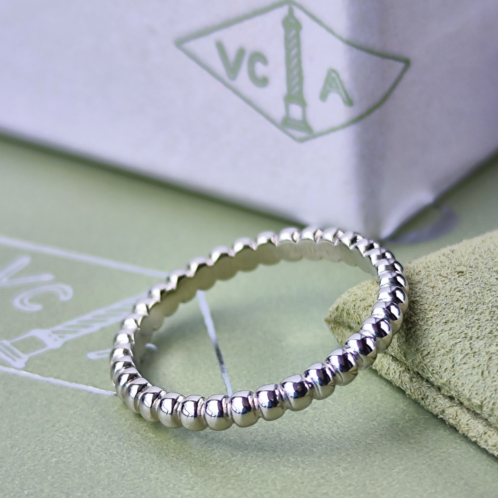 Van Cleef & Arpels ヴァンクリーフ&アーペル ペルレ スモール 18金WG 49