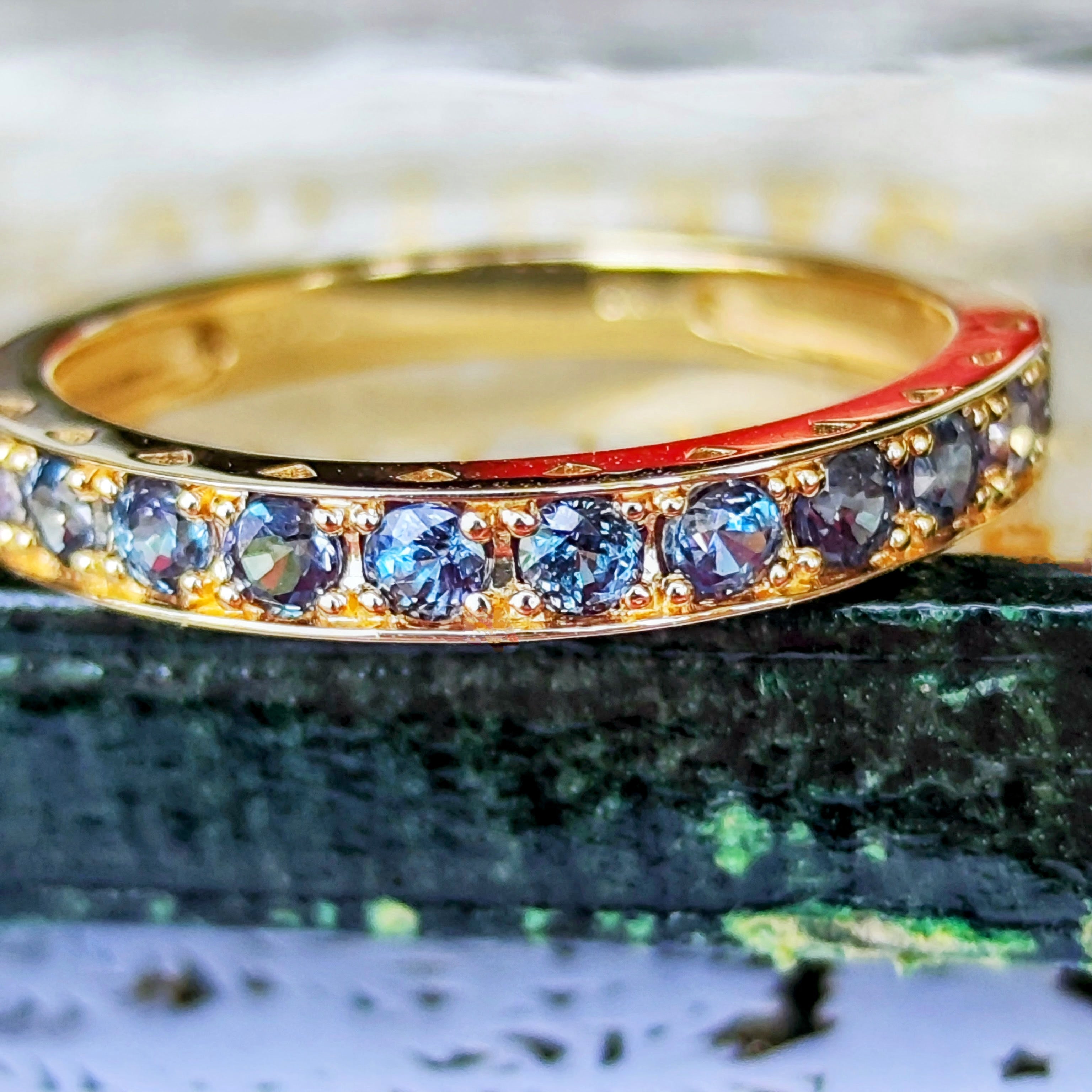 天然アレキサンドライト 0.65ct ハーフエタニティリング 18金YG – Mico