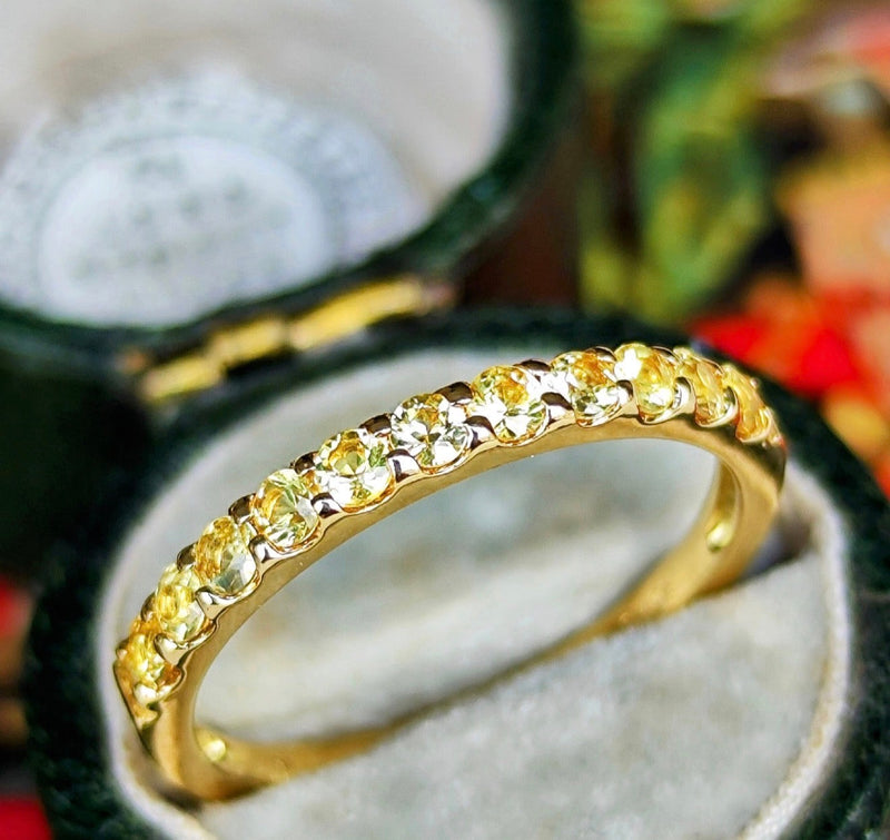 【神様の宿る石】天然イエローサファイア プクラジ ハーフエタニティリング