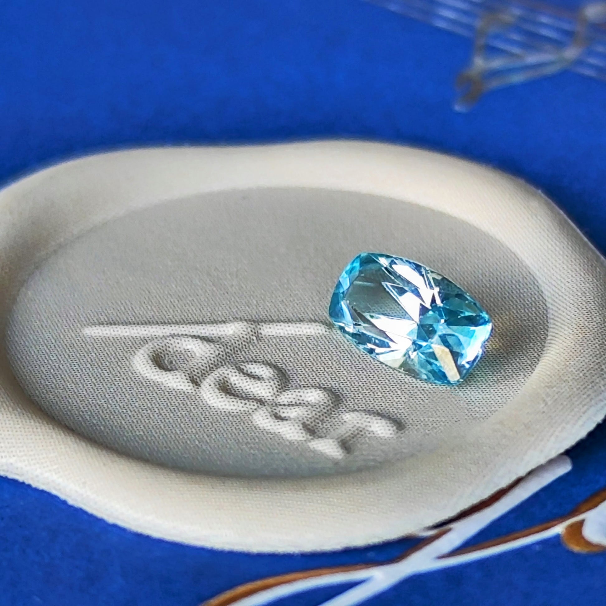 【ルース】天然バイカラージルコン 0.721ct 鑑別書
