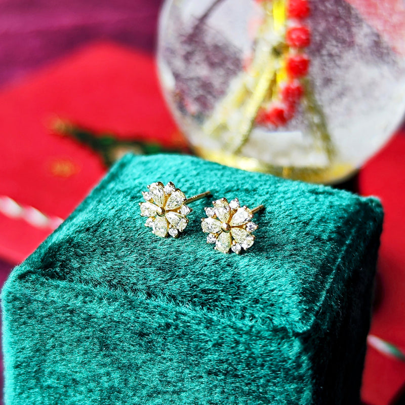 天然ダイヤモンド ペアシェイプ 18金ピアス