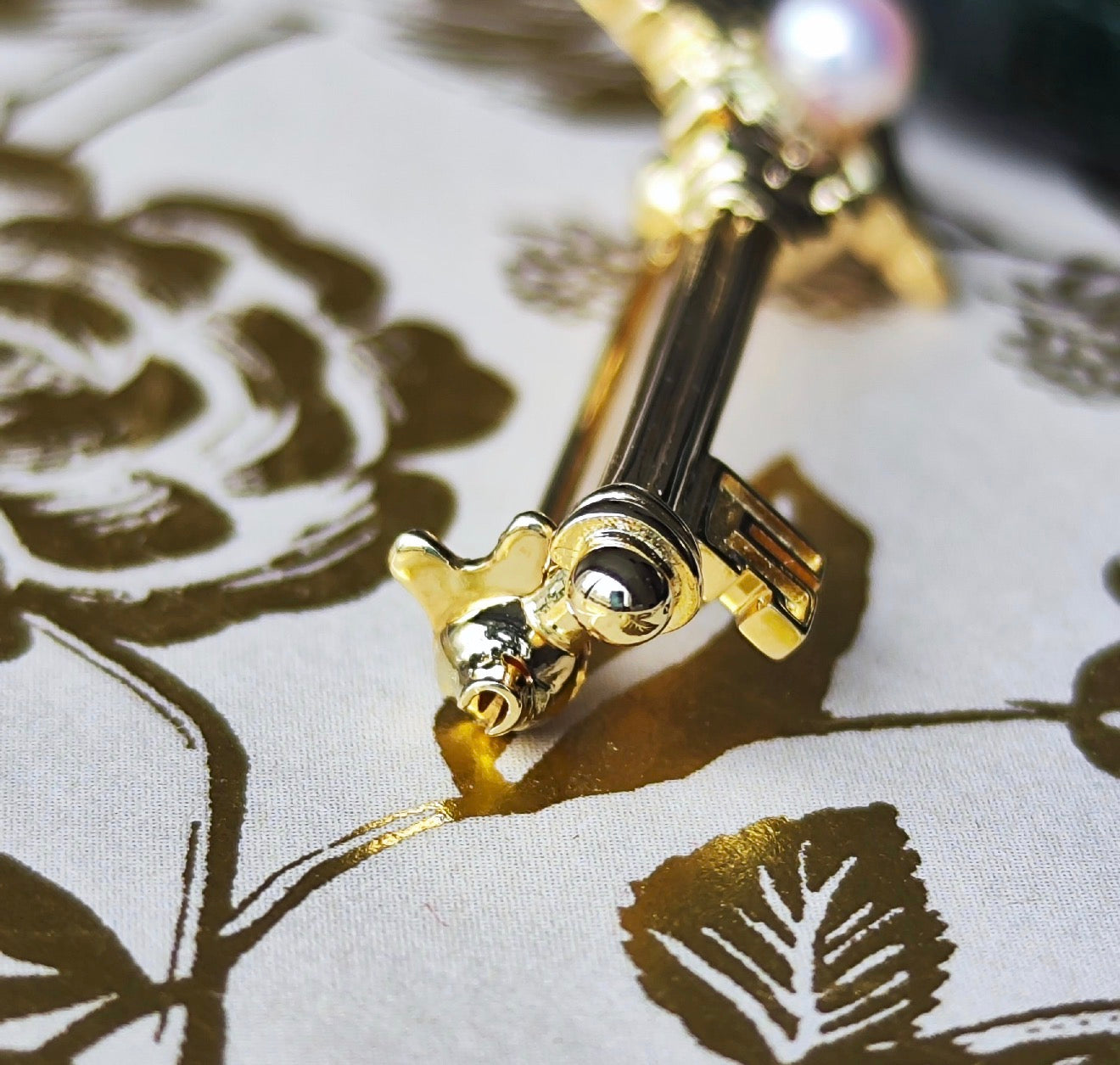 MIKIMOTO ミキモト 鍵と羽のモチーフ あこや真珠 18金 ブローチ