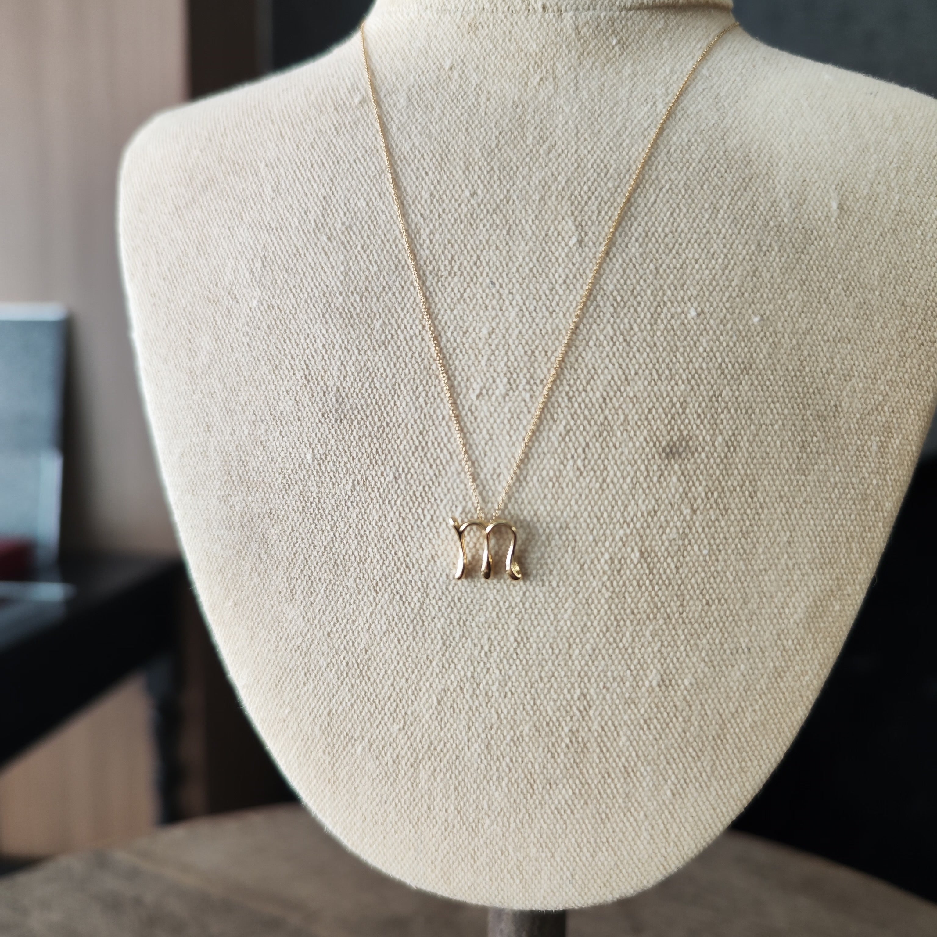 TIFFANY &Co ティファニー レター「M」ネックレス 18金YG – Mico宝飾店 TIFFANY &Co ティファニー レター「M」ネックレス 18金YG – Mico宝飾店