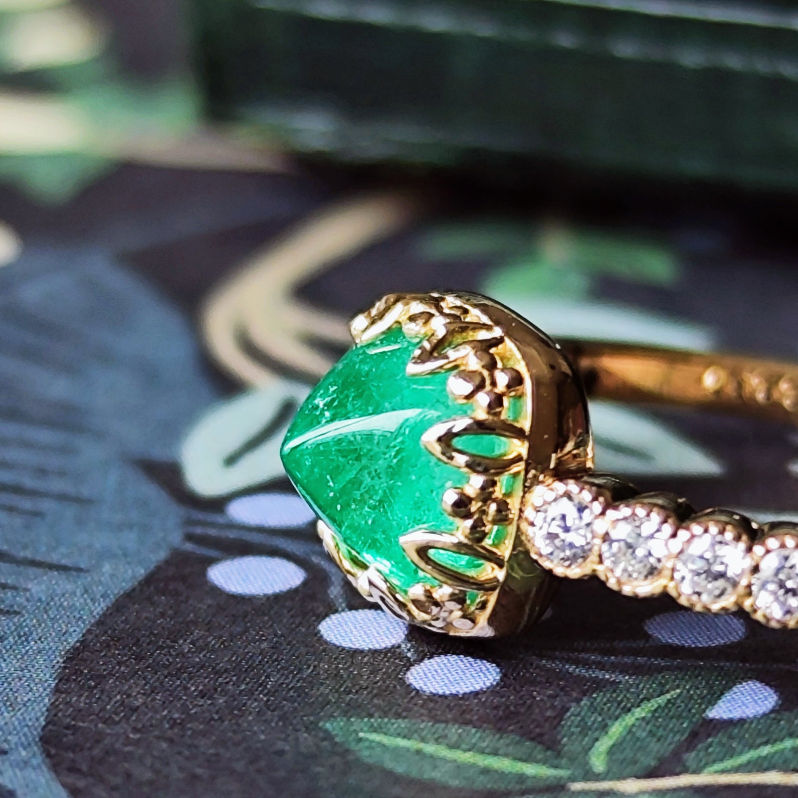 天然エメラルド0.47ct【コロンビア】★シュガーローフカット★ 天然エメラルド0.47ct【コロンビア】☆シュガーローフカット