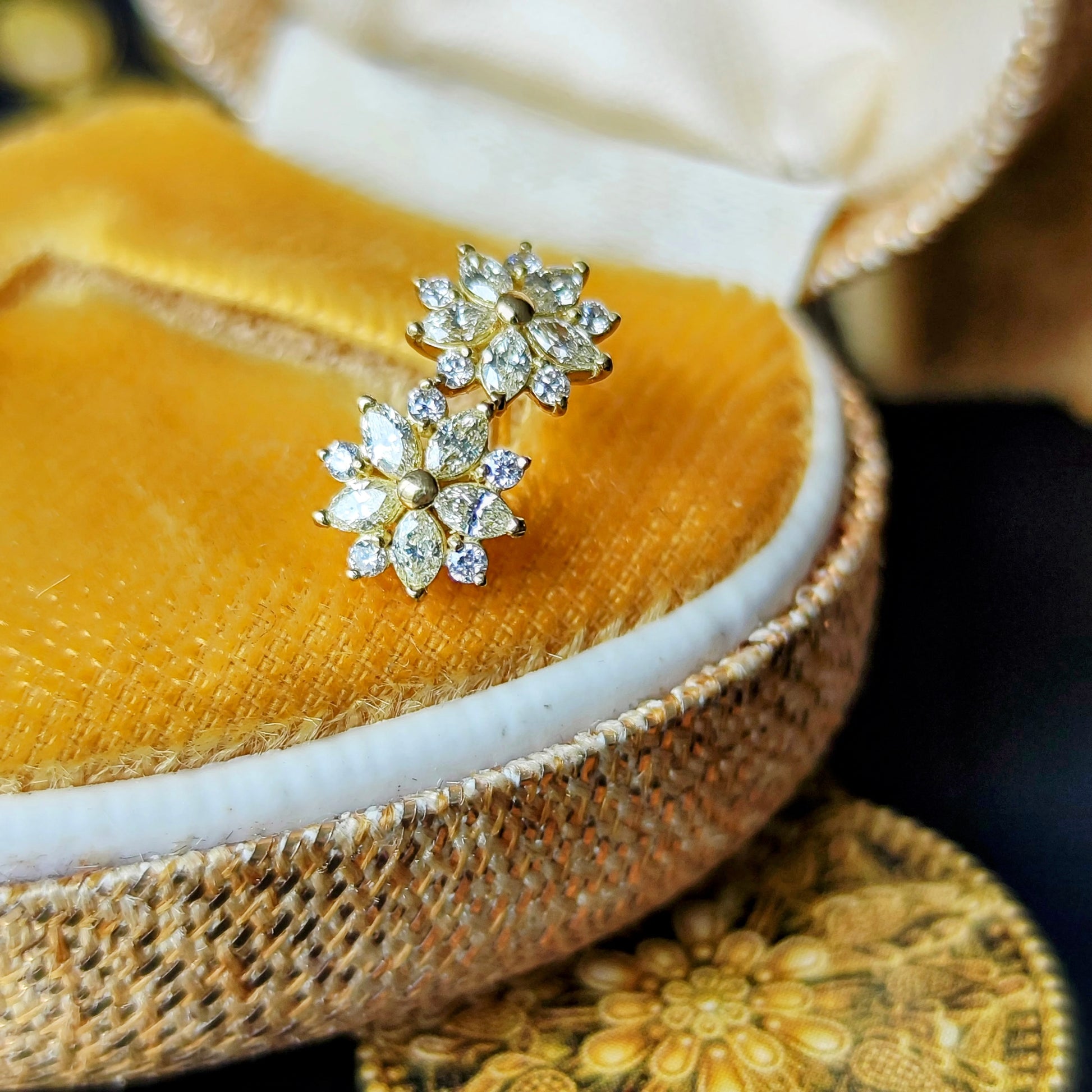 天然ダイヤモンド マーキスカット 18金ピアス