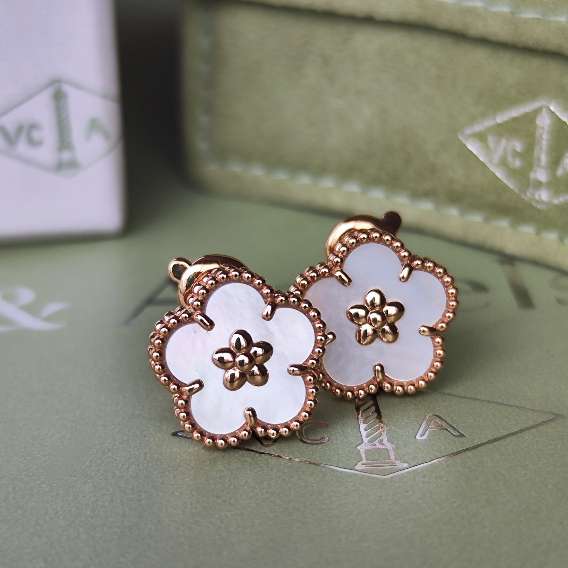 Van Cleef & Arpels ヴァンクリーフ&アーペル ラッキースプリング プラムブロッサム ピアス