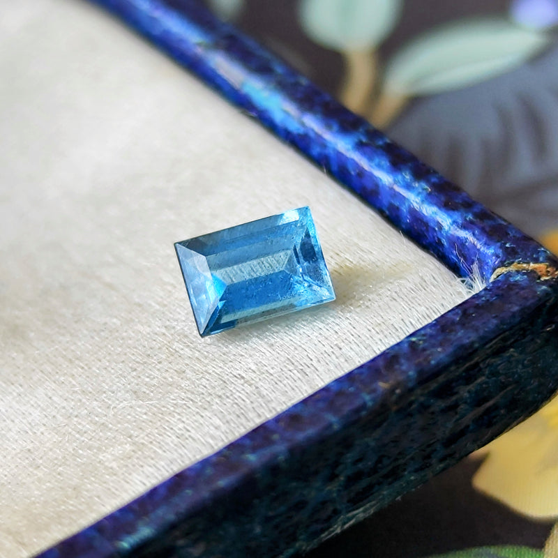 タトゥー鉱山】天然アクアマリン 0.427ct 鑑別書付き ルース