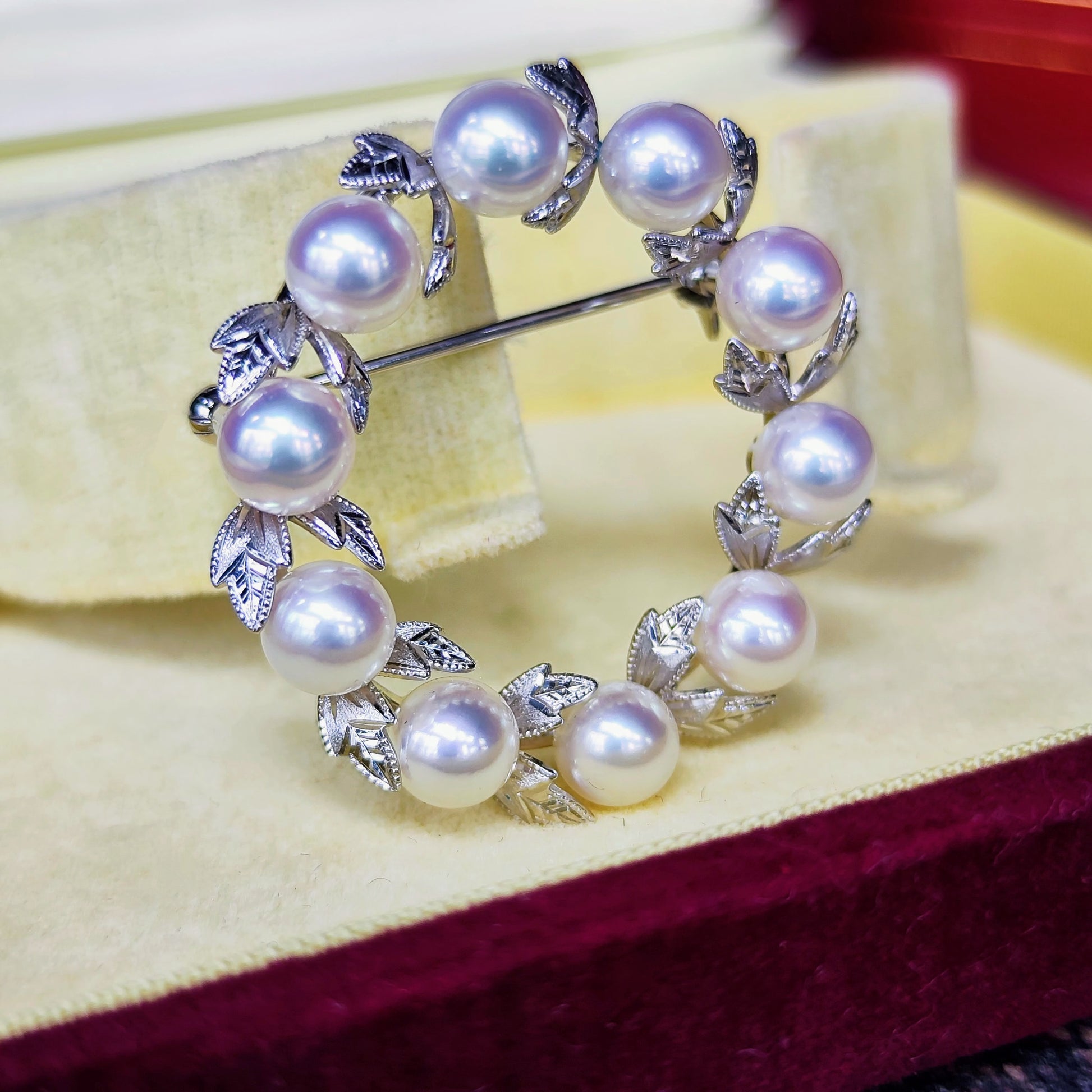 MIKIMOTO ミキモトあこや真珠 月桂樹リースモチーフ ブローチ 18金WG