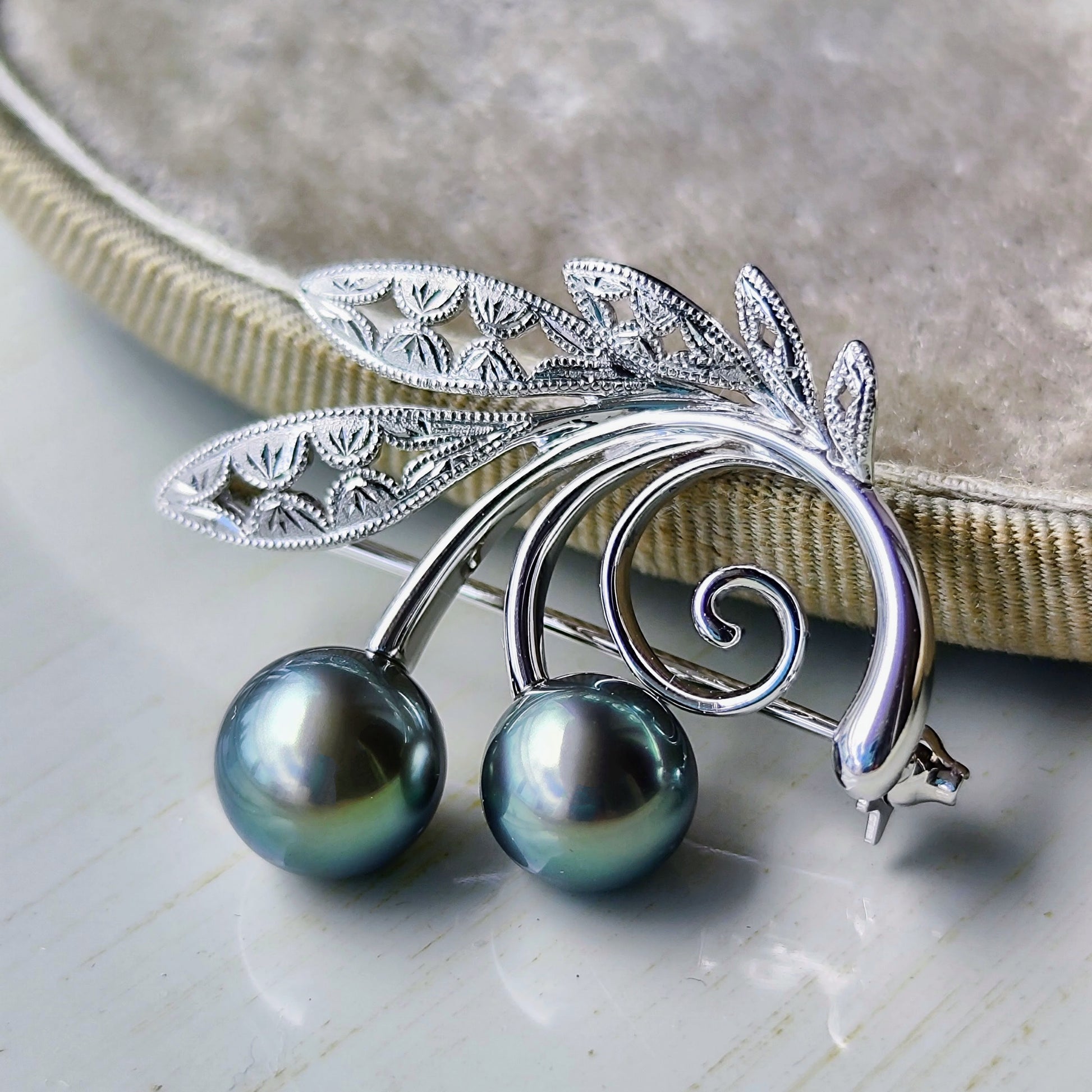 MIKIMOTO ミキモト 黒蝶真珠 18金WG ブローチ