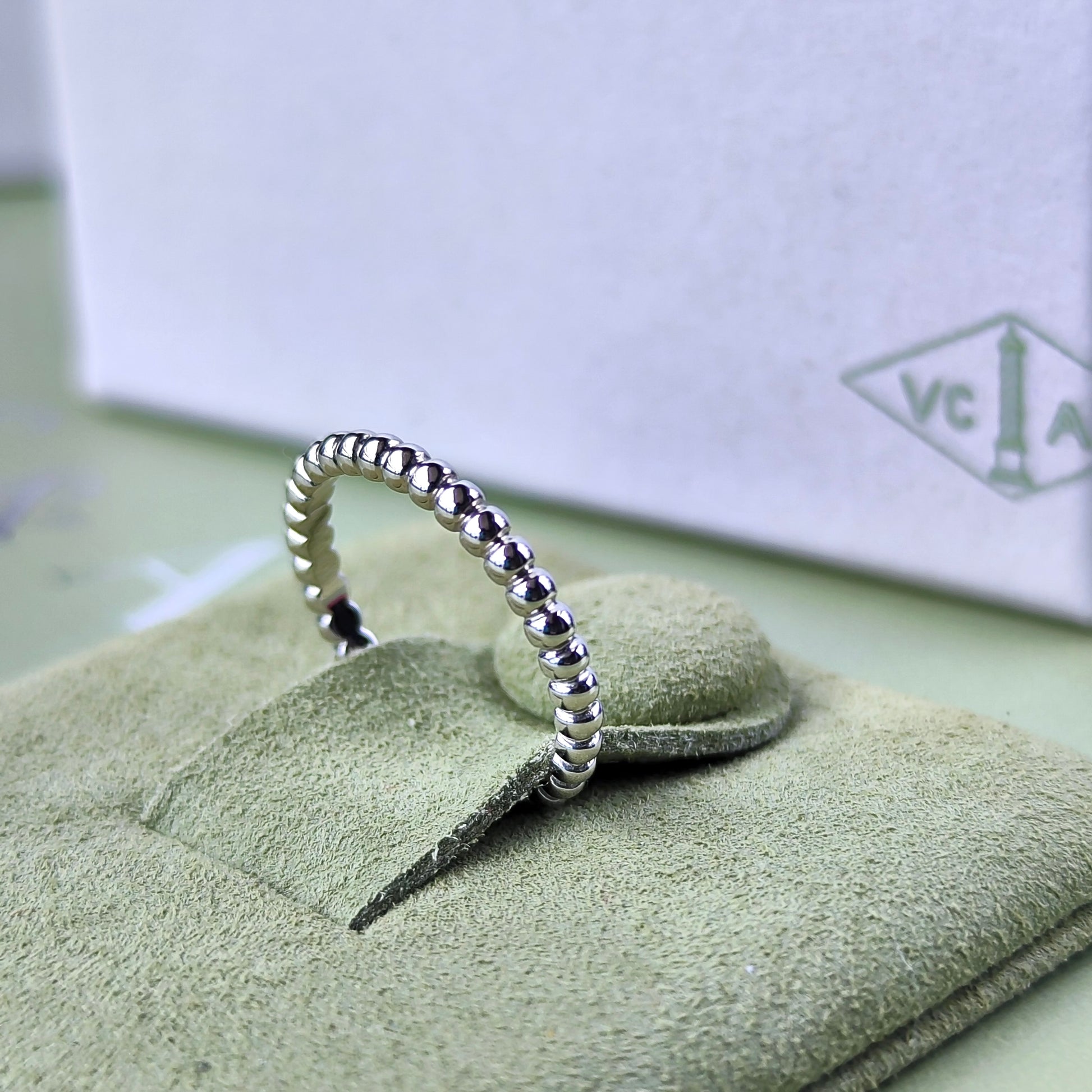 Van Cleef & Arpels ヴァンクリーフ&アーペル ペルレ スモール 18金WG 49