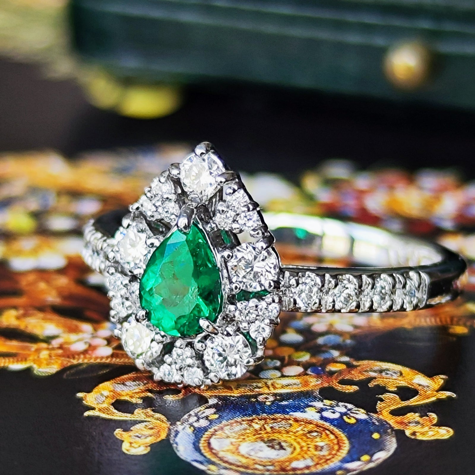 お買い得、１点物デザイン☆18kエメラルドダイヤ天然石リング、刻印入り 受注制作「豪華」K18 リング 愛の成就 天然エメラルド ダイヤモンド 春