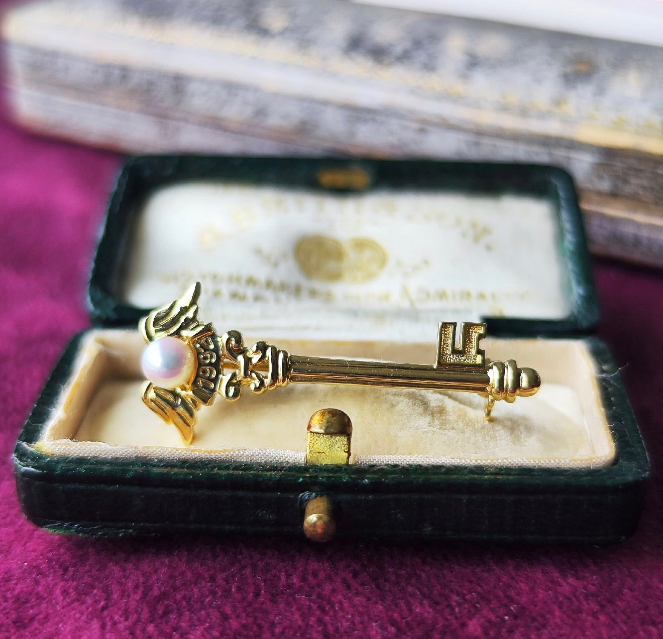 MIKIMOTO ミキモト 鍵と羽のモチーフ あこや真珠 18金 ブローチ – Mico