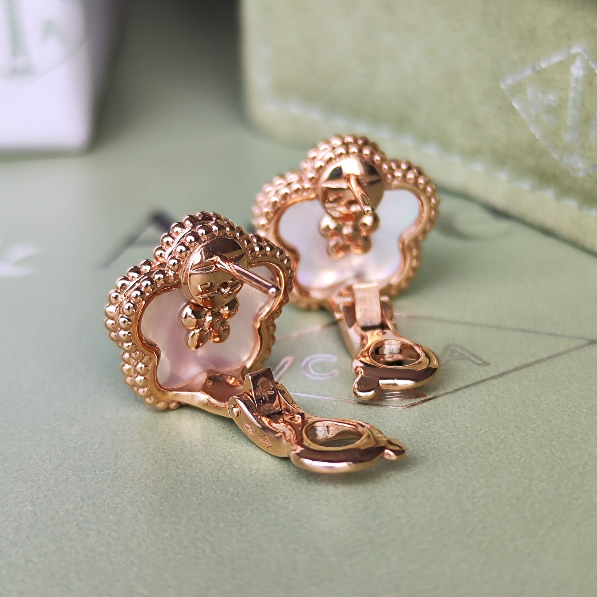 Van Cleef & Arpels ヴァンクリーフ&アーペル ラッキースプリング プラムブロッサム ピアス