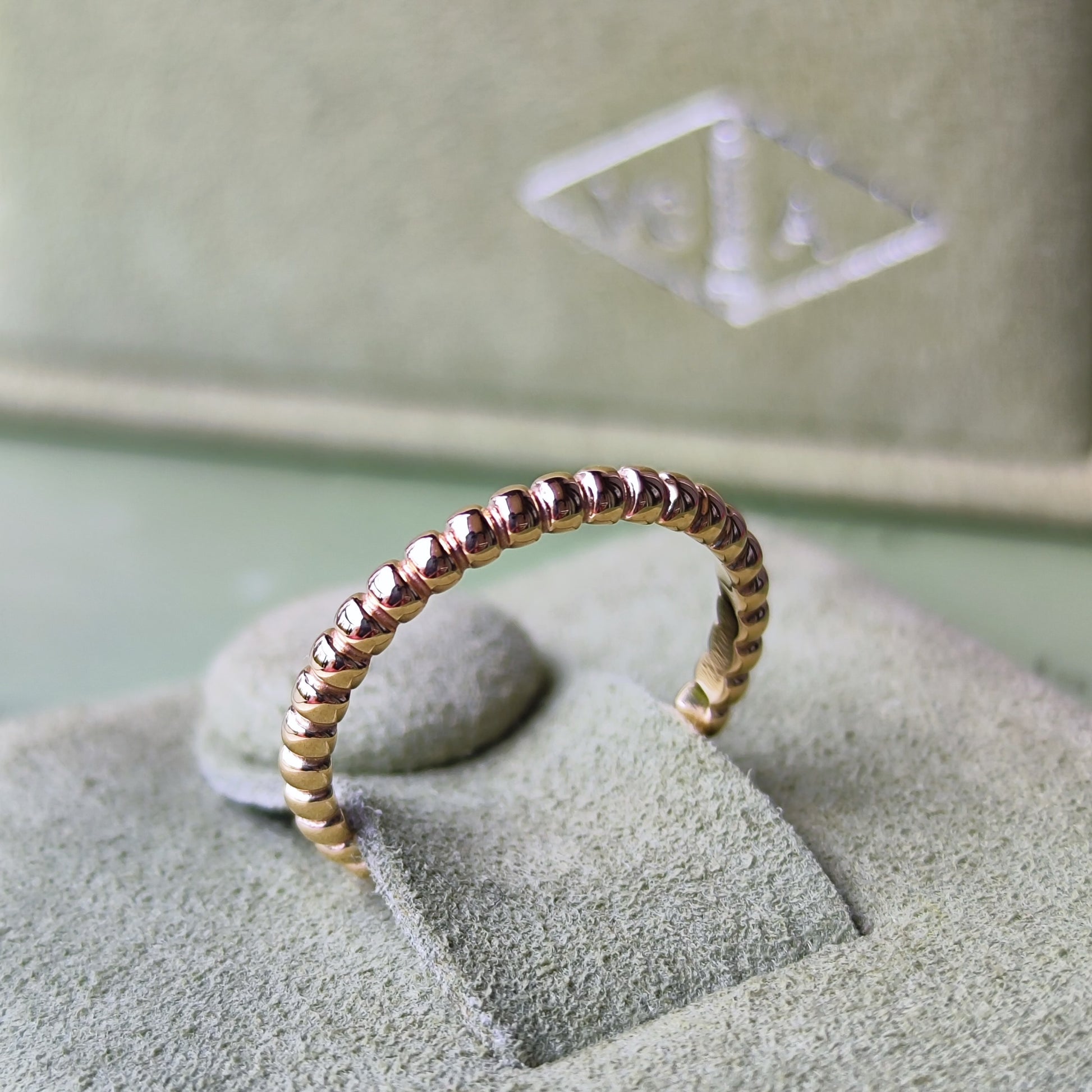 Van Cleef & Arpels ヴァンクリーフ&アーペル ペルレ スモール 48 18金YG