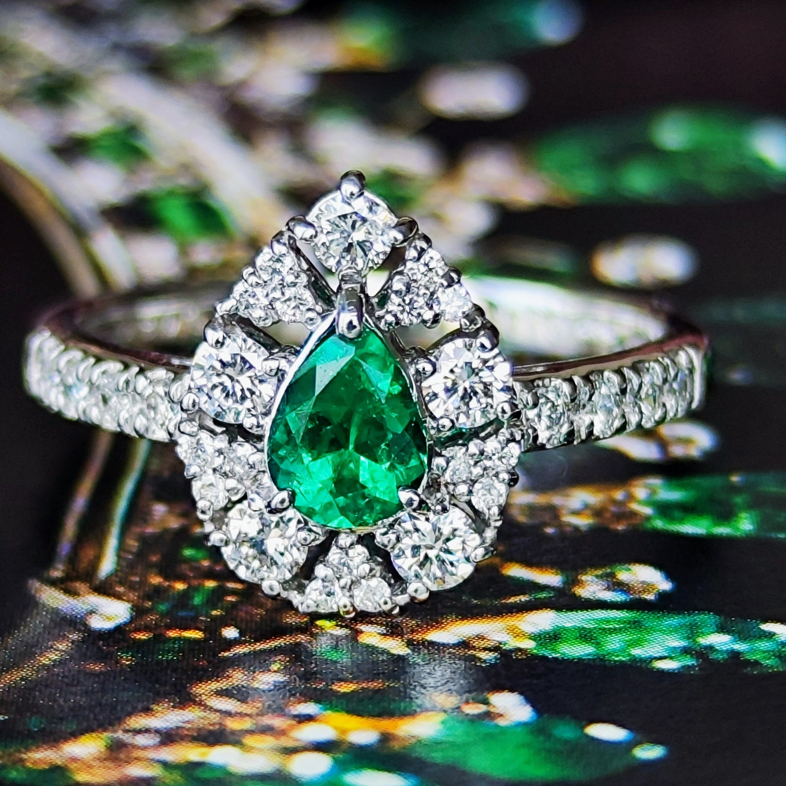 天然　エメラルド　原石　317ｇ　鑑別書付き 柱状結晶が綺麗な】天然エメラルド原石母岩付 ブラジル産